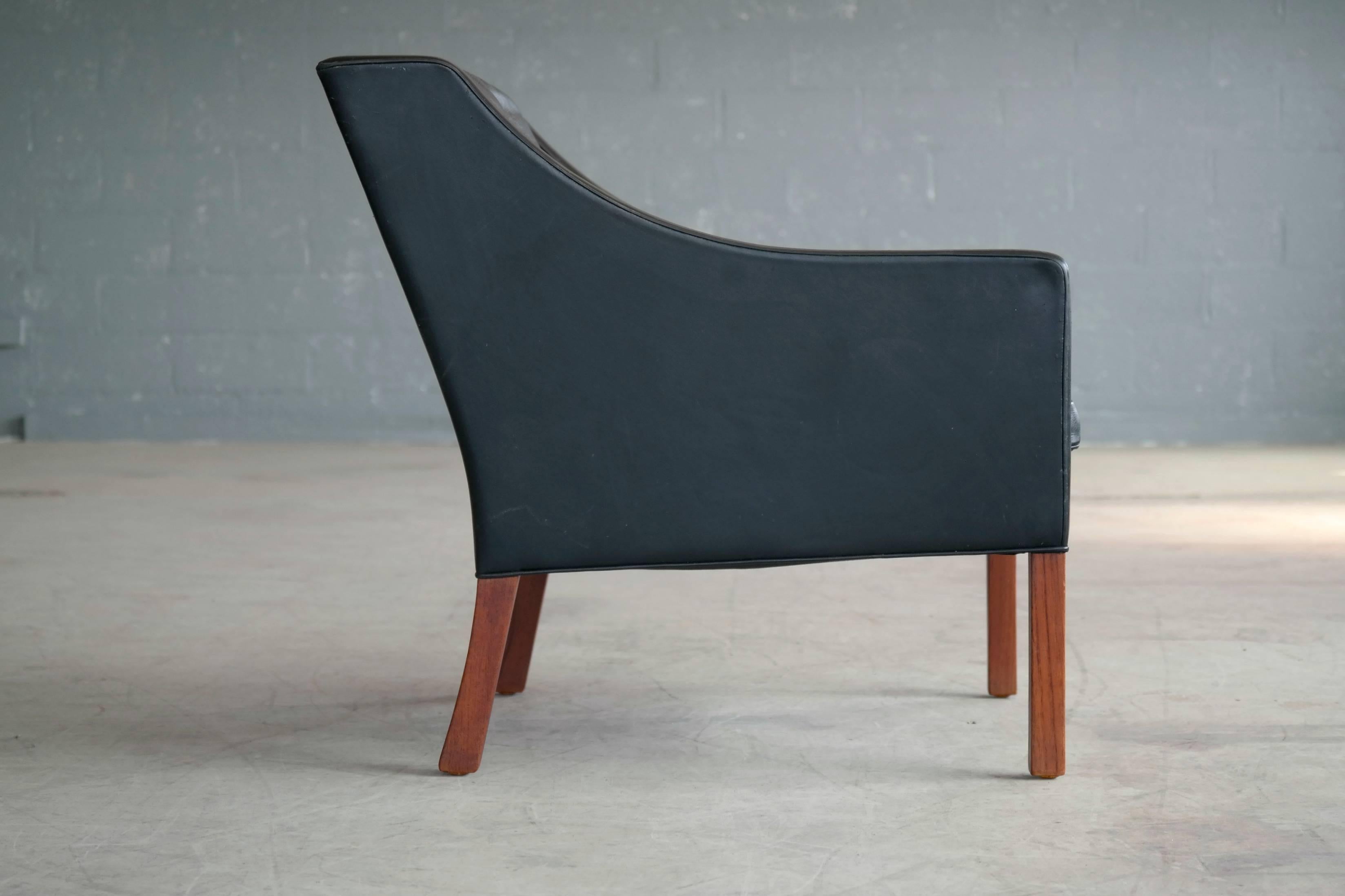 Borge Mogensen Model 2207 Lounge Chair in Black Leather and Teak for Fredericia In Good Condition In Bridgeport, CT