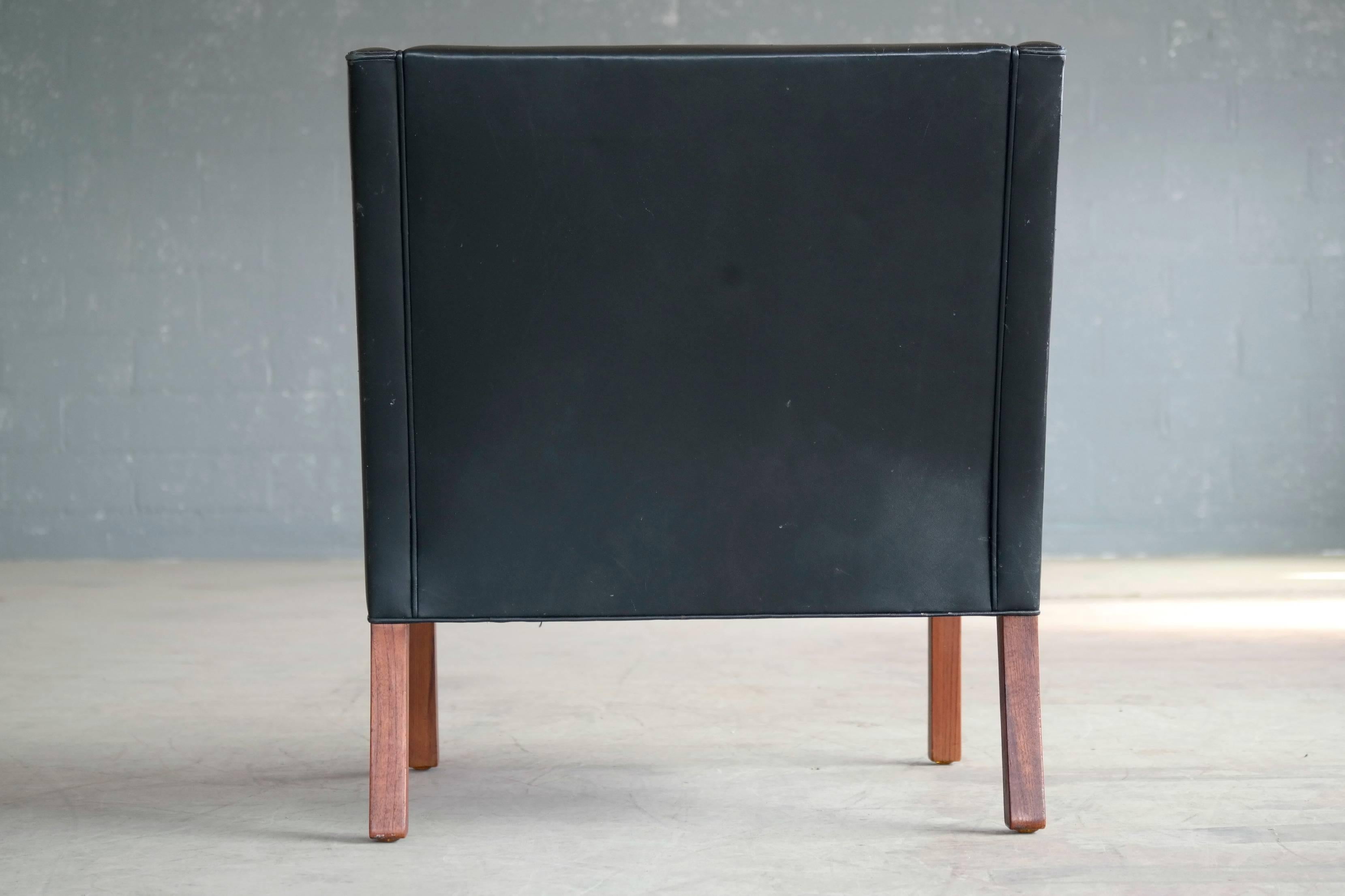 Mid-20th Century Borge Mogensen Model 2207 Lounge Chair in Black Leather and Teak for Fredericia