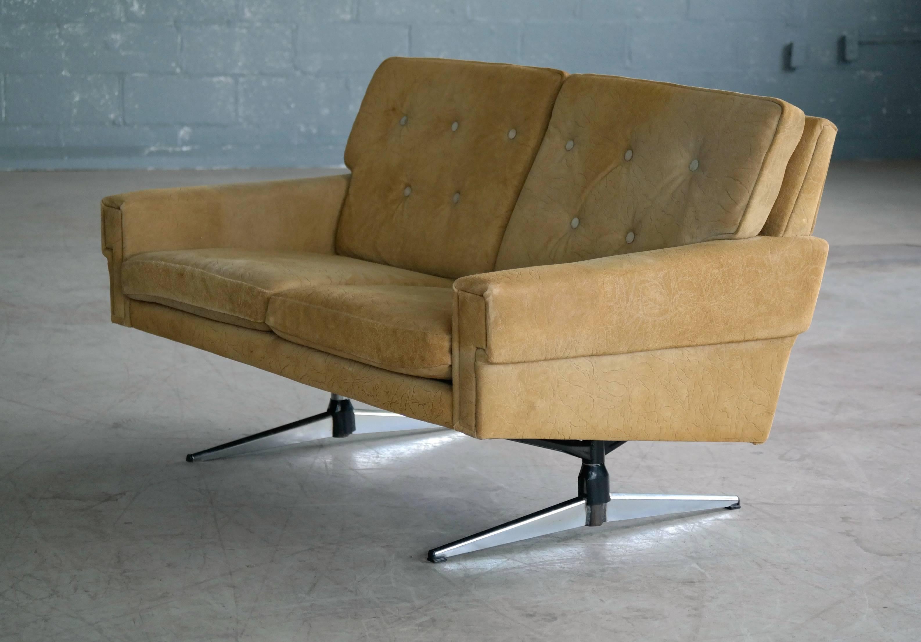 Svend Skipper Attributed Airport-Style Two-Seat Sofa or Settee in Suede In Excellent Condition In Bridgeport, CT