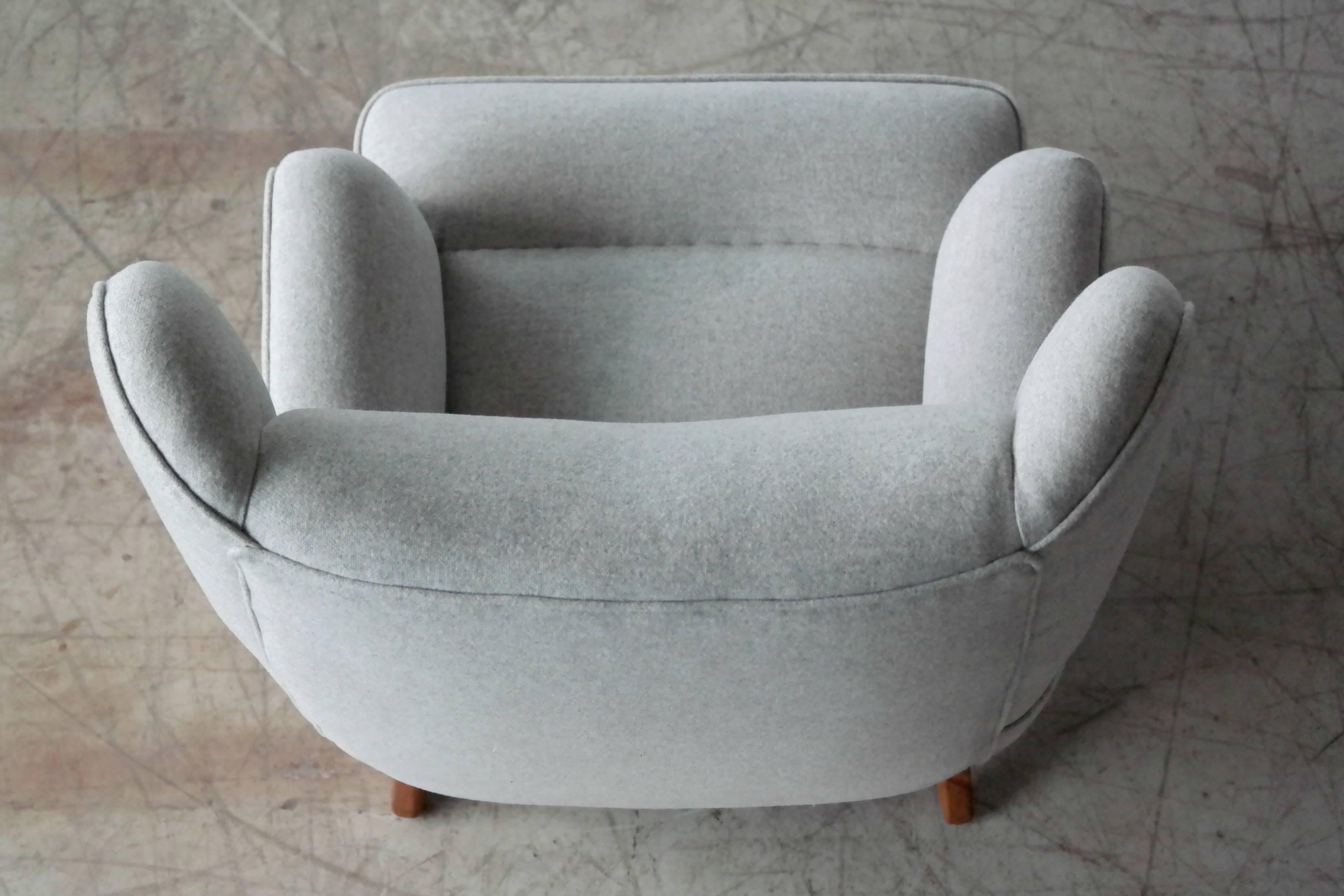 Gio Ponti Style Midcentury Lounge Chair Re-Upholstered in Kvadrat Wool In Excellent Condition In Bridgeport, CT