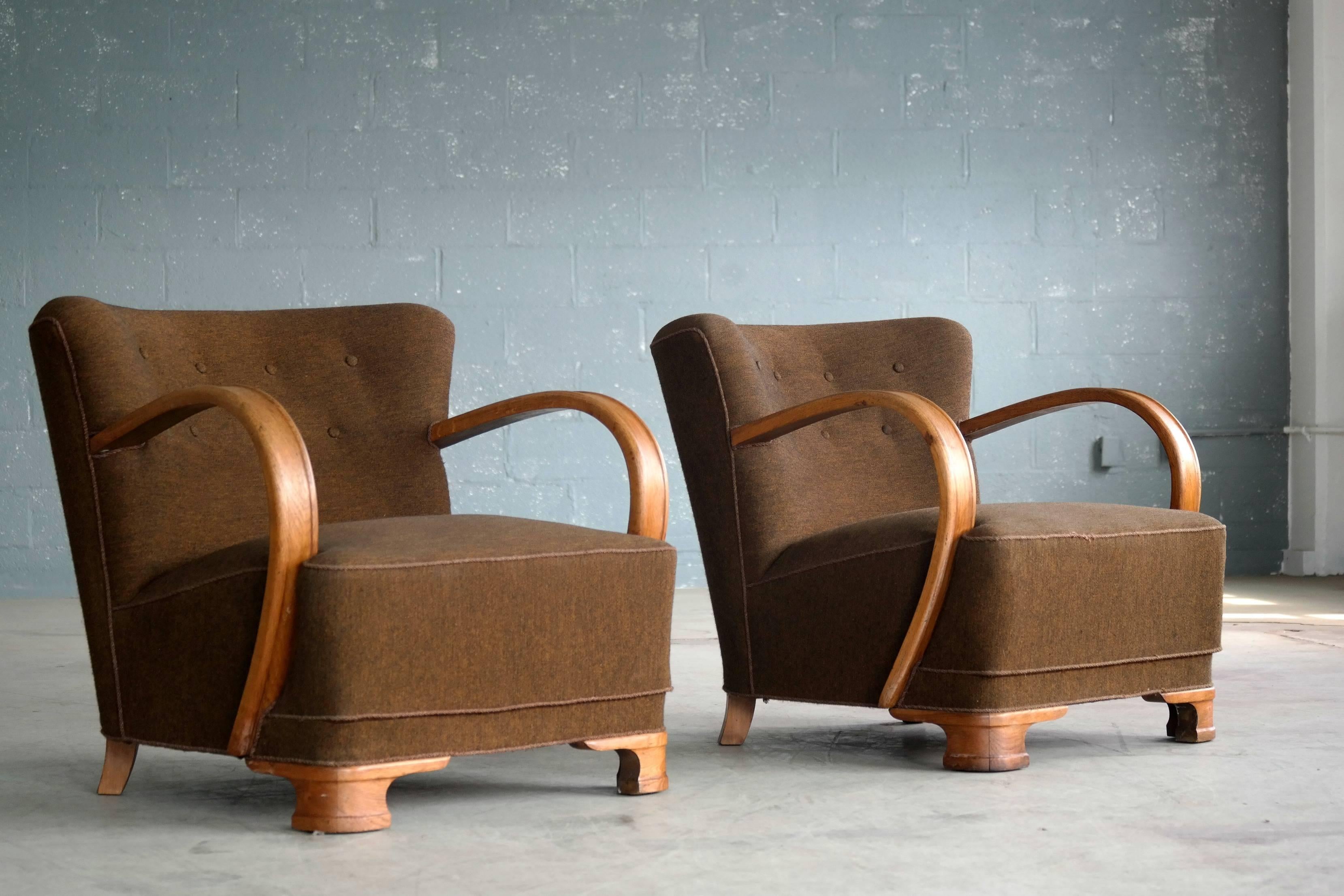 Pair of Boesen Style 1940s Art Deco Chairs Lounge Chairs in Oak and Wool In Good Condition In Bridgeport, CT