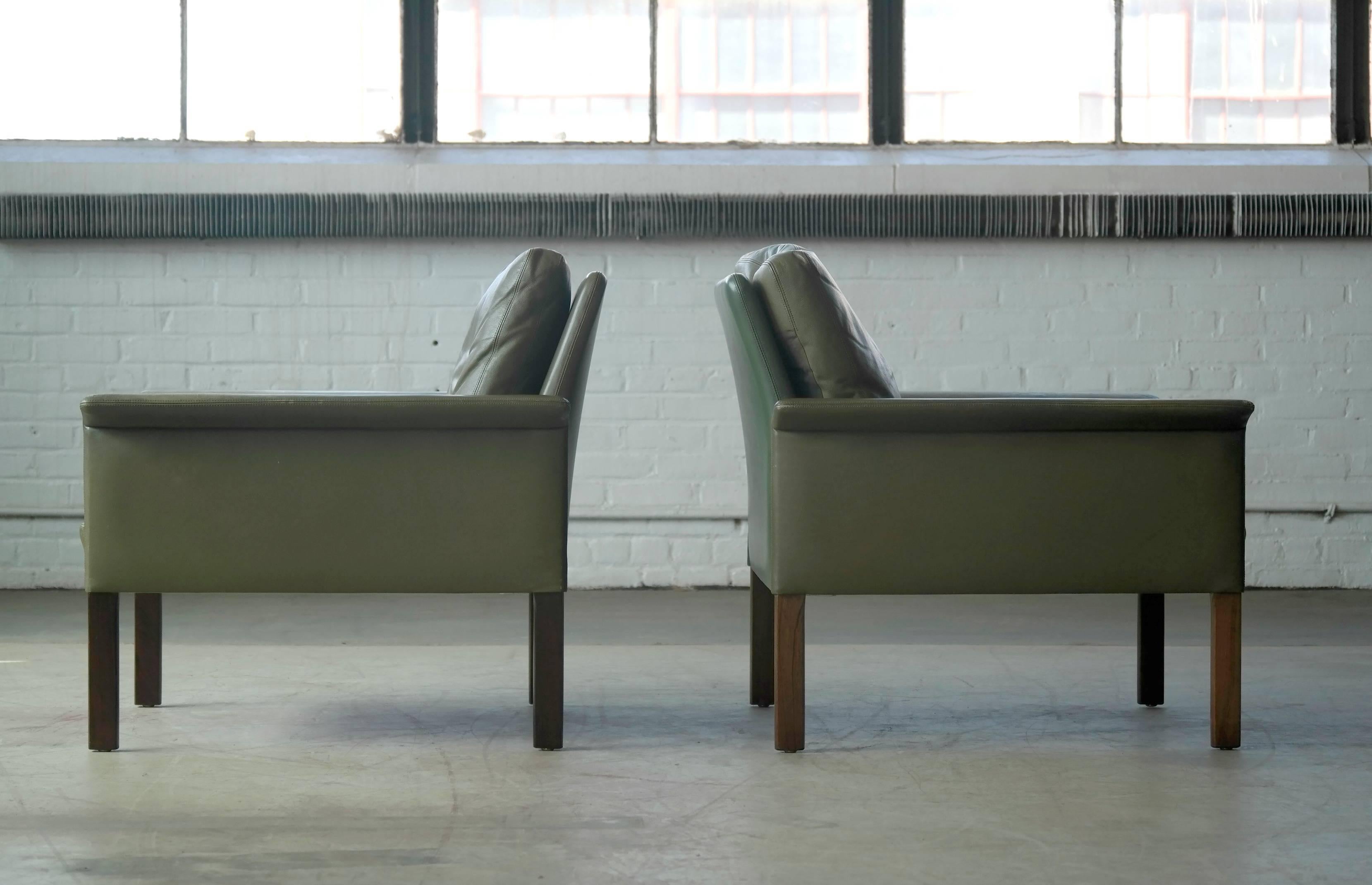 Hans Olsen Pair of Green Leather and Rosewood Lounge Chairs with Ottomans In Good Condition In Bridgeport, CT