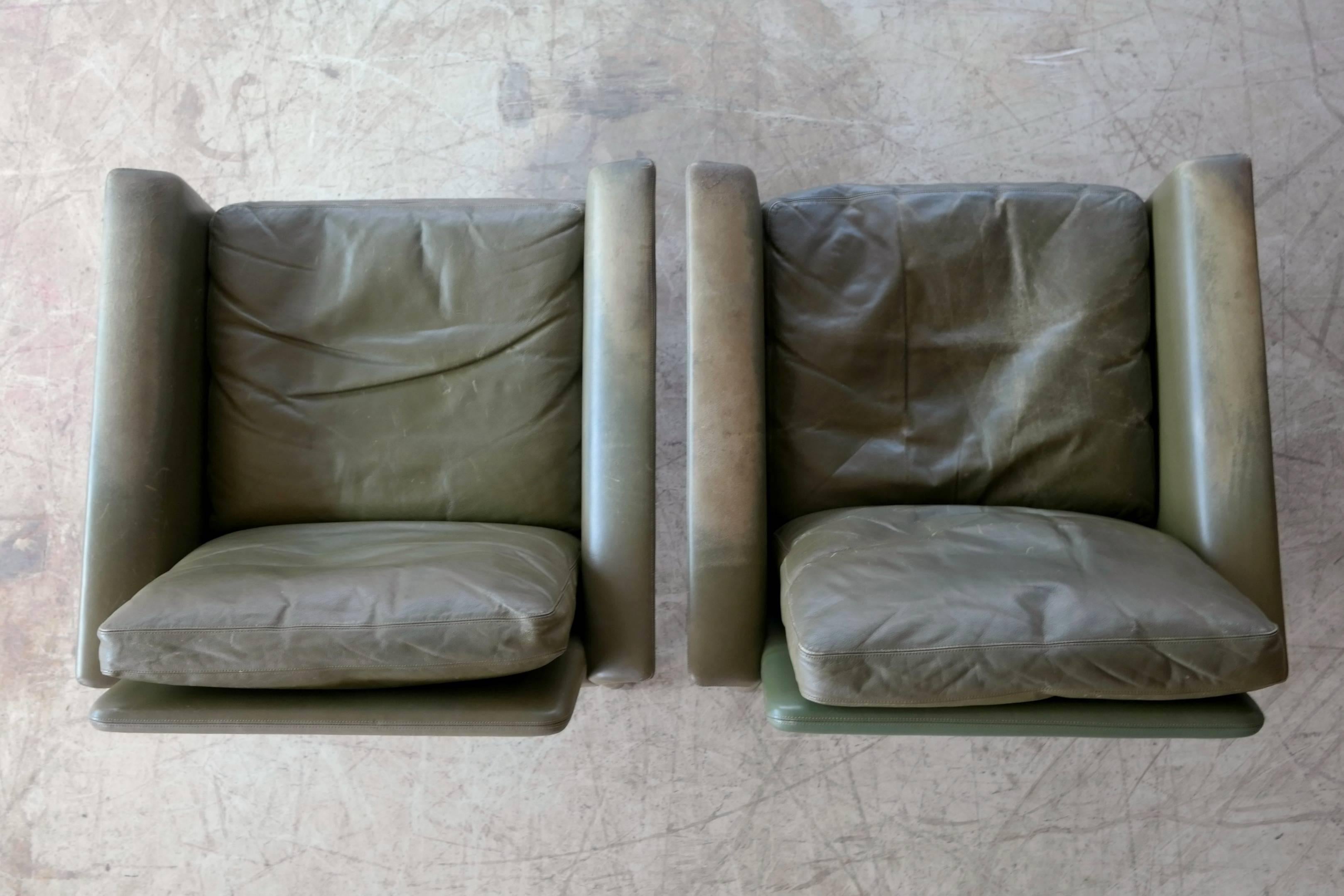 Hans Olsen Pair of Green Leather and Rosewood Lounge Chairs with Ottomans 4
