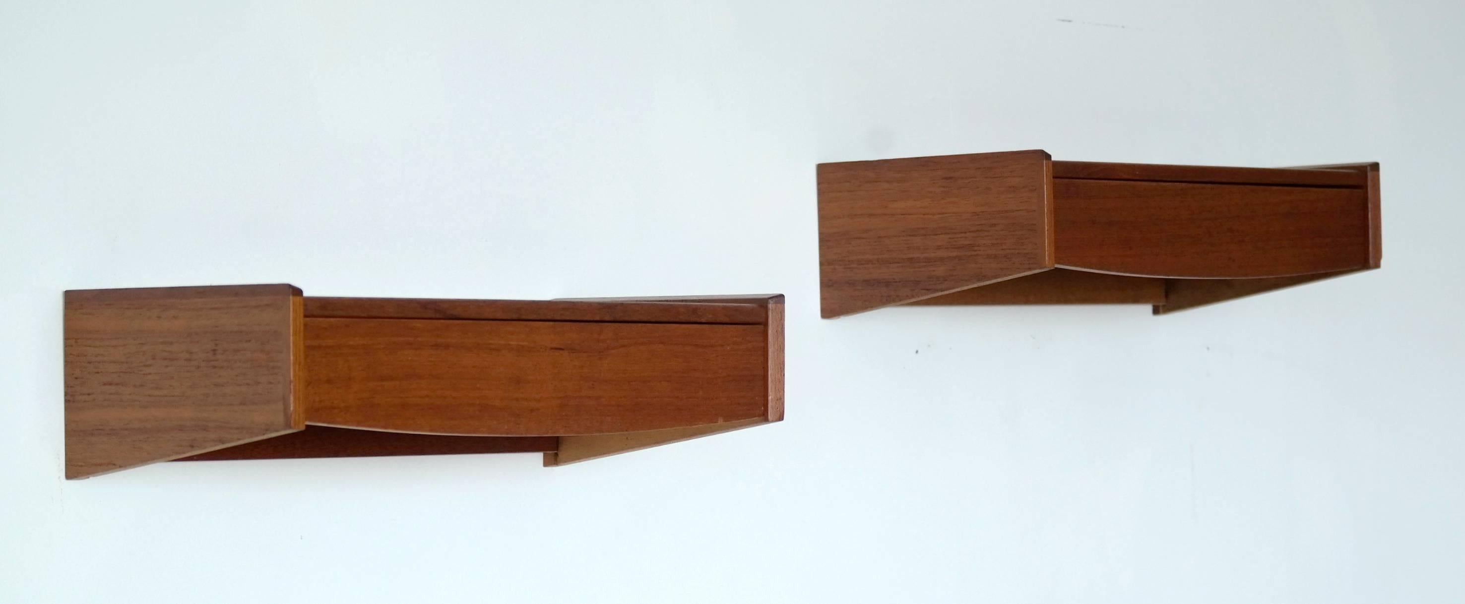 Very nice pair of teak floating shelves in the style of Arne Hovmand-Olsen. Made in Denmark, circa 1950s. Teak veneer with solid edges. Excellent condition.