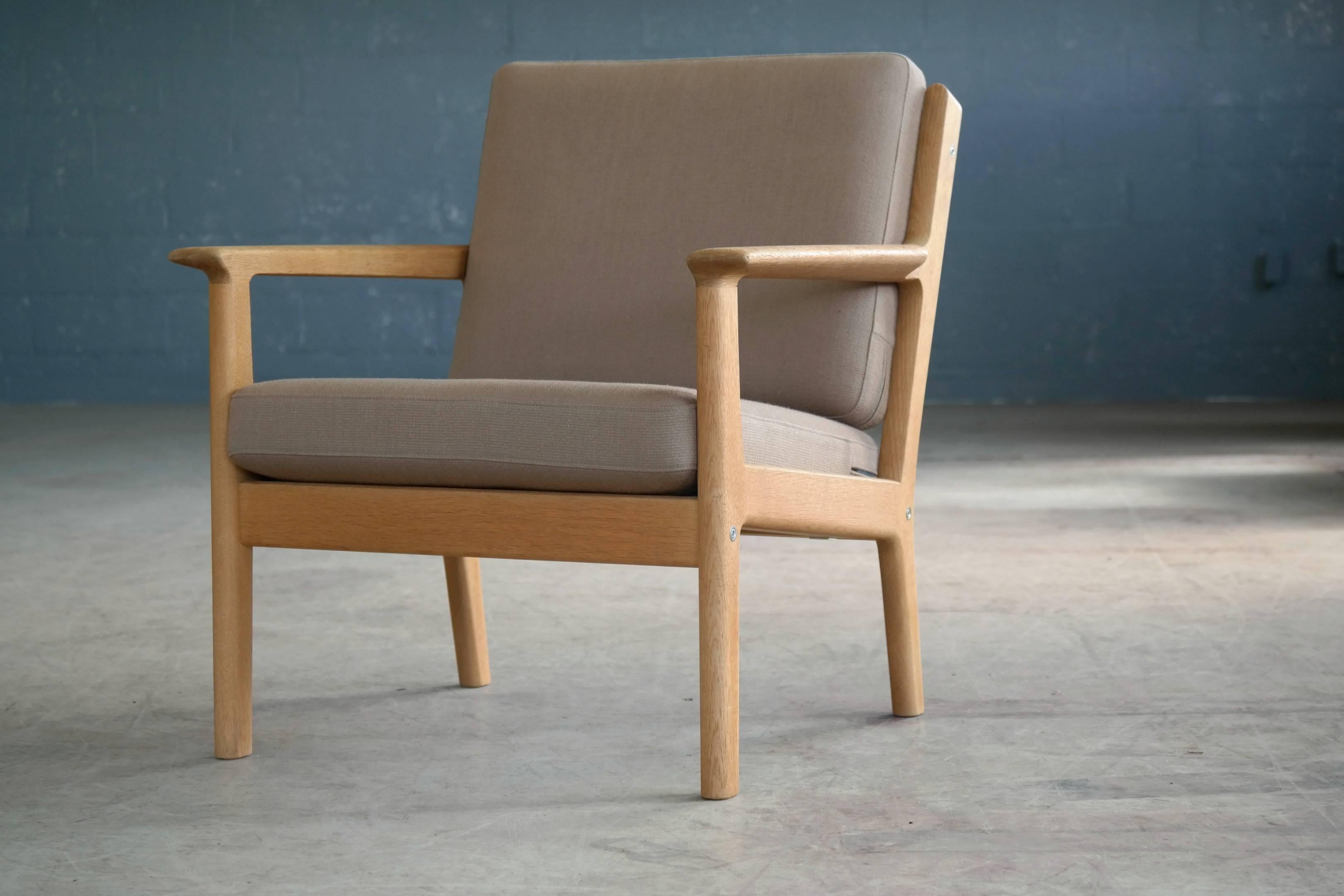 Hans Wegner Loveseat and Easy Chair Model GE-265 for GETAMA, Denmark In Excellent Condition In Bridgeport, CT
