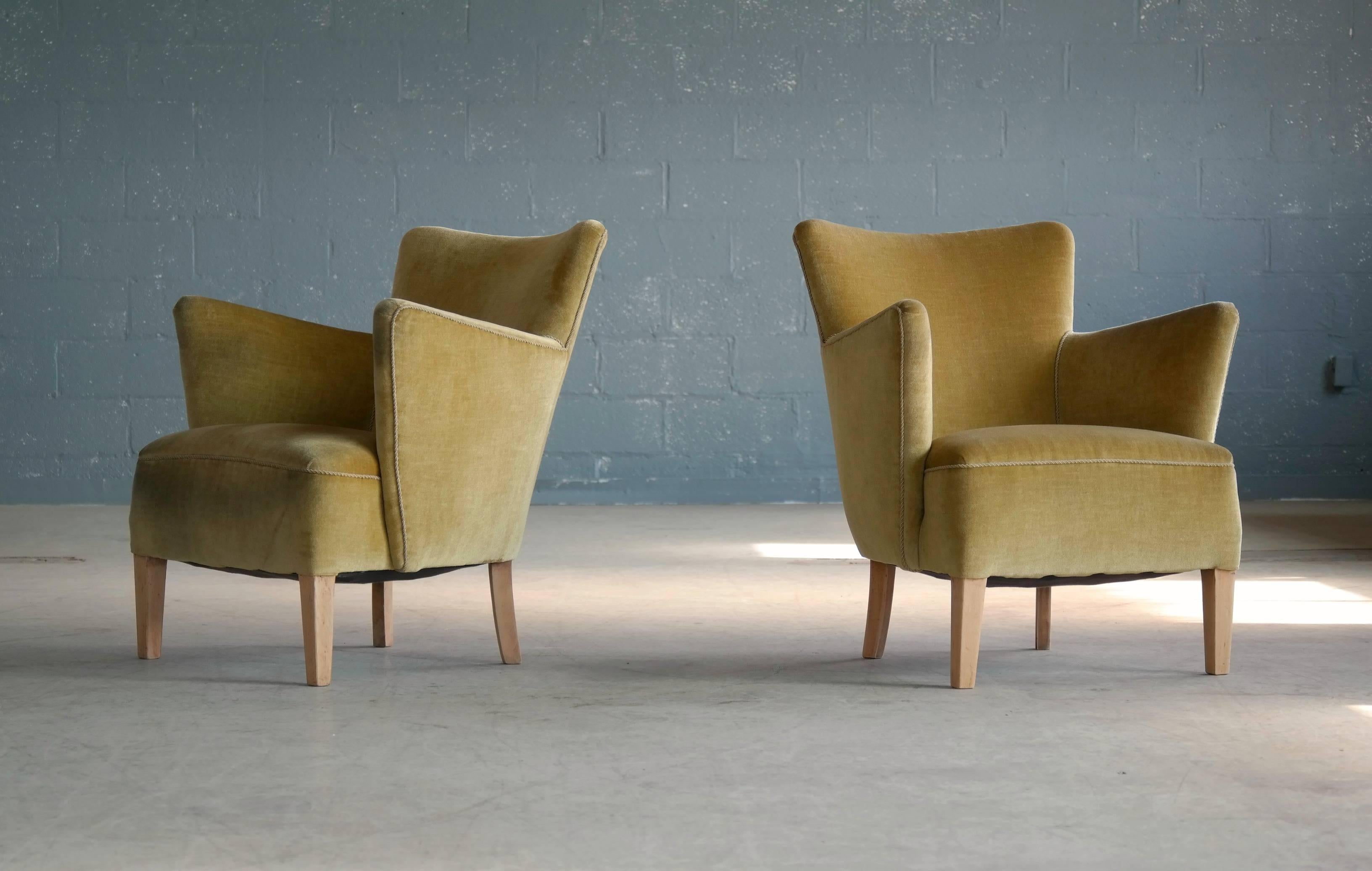 Very stylish and charming pair of small-scale 1950s lounge chairs in the style of Fritz Hansen and Ole Wanscher. The elegant dynamic lines evokes comparisons to Fritz Hansen's famous Variant 1669 chairs. The smaller scale make them less overwhelming