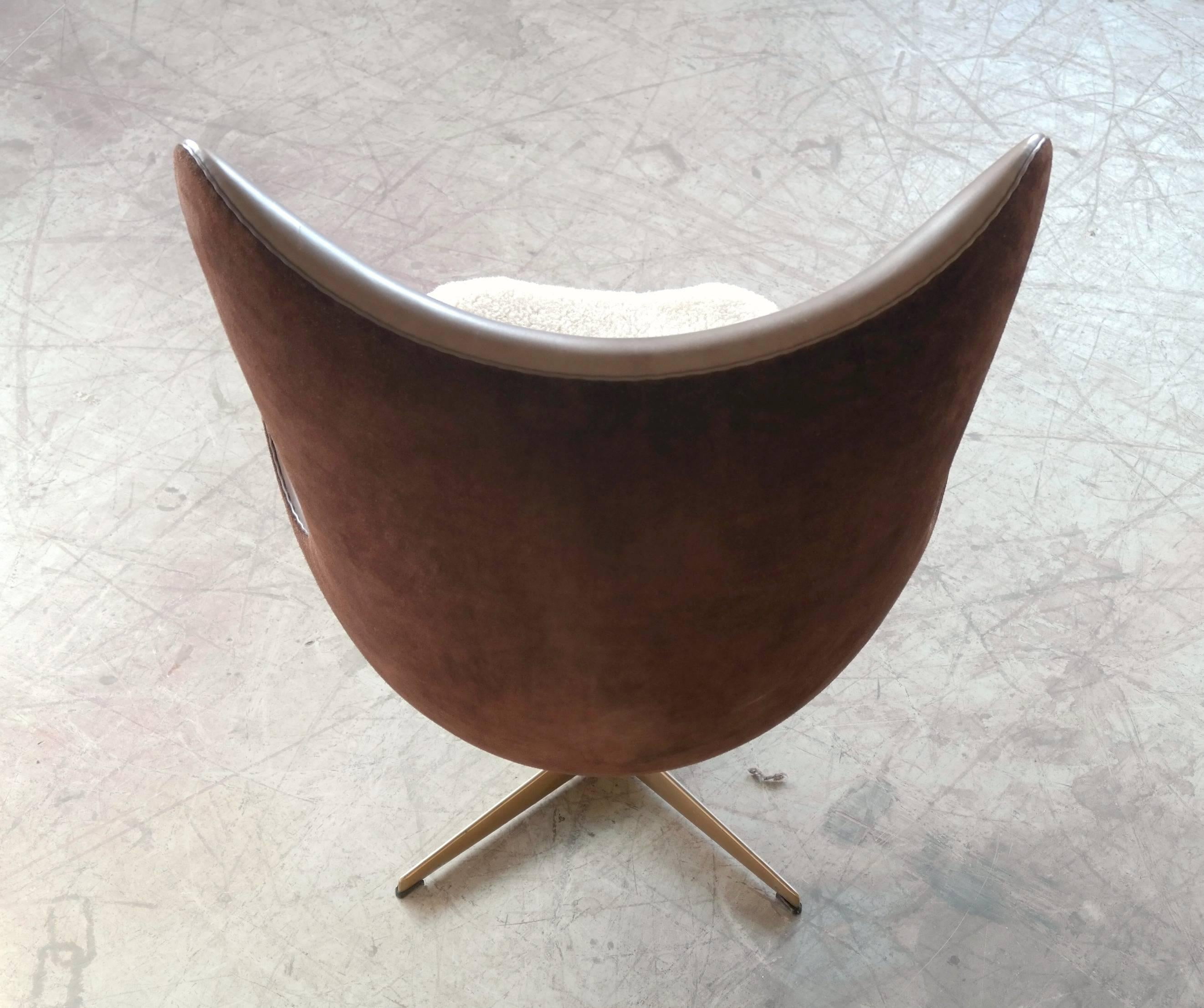 Mid-Century Modern Arne Jacobsen the Golden Egg Chair Special Anniversary Edition by Fritz Hansen