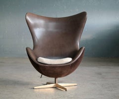 Arne Jacobsen the Golden Egg Chair Sonderausgabe zum Jubiläum von Fritz Hansen