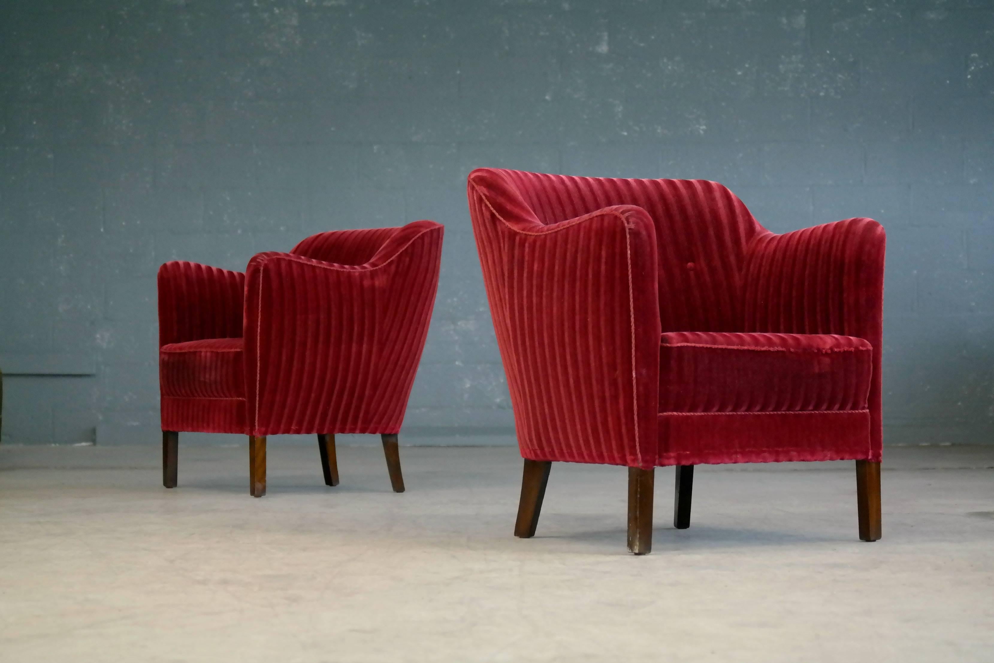 Mid-Century Modern Pair of Frits Henningsen Style Danish 1940s Lounge Chairs in Velvet