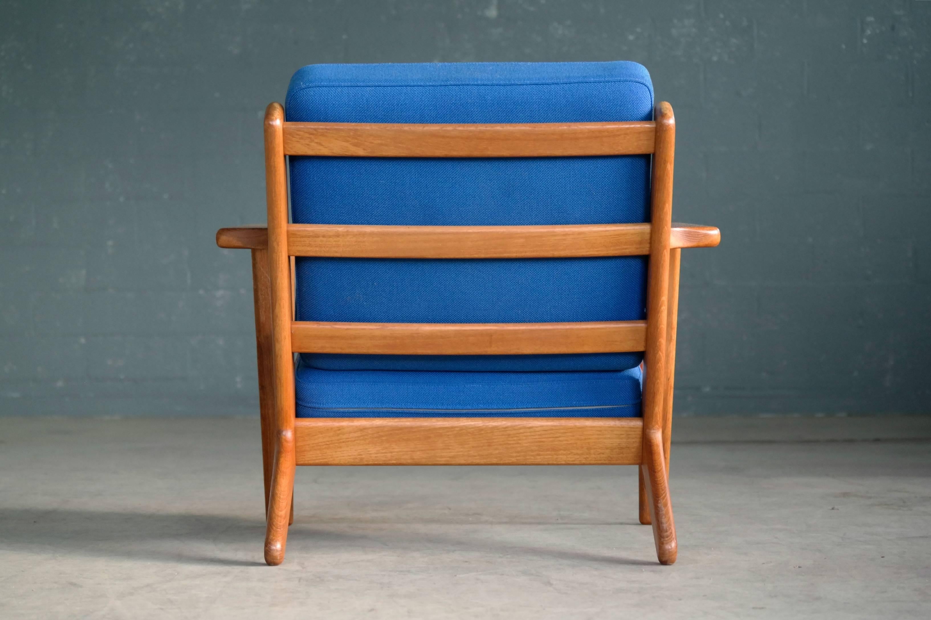 Hans Wegner Low Back Lounge Chair Model GE-290 in Oak and Wool for GETAMA In Excellent Condition In Bridgeport, CT