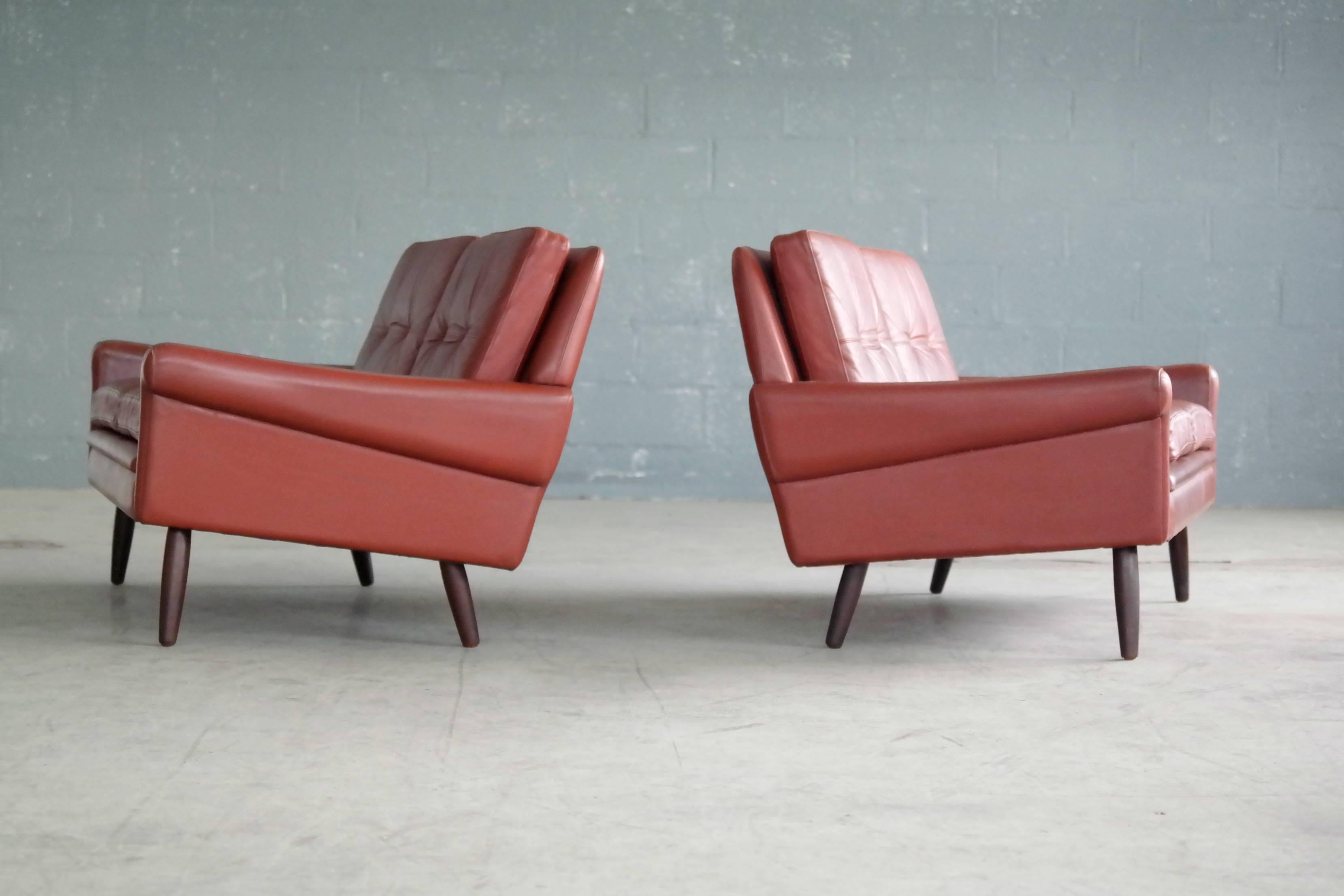 Pair of Sven Skipper 1960s Loveseats or Sofas in Reddish Brown Leather and Teak In Good Condition In Bridgeport, CT