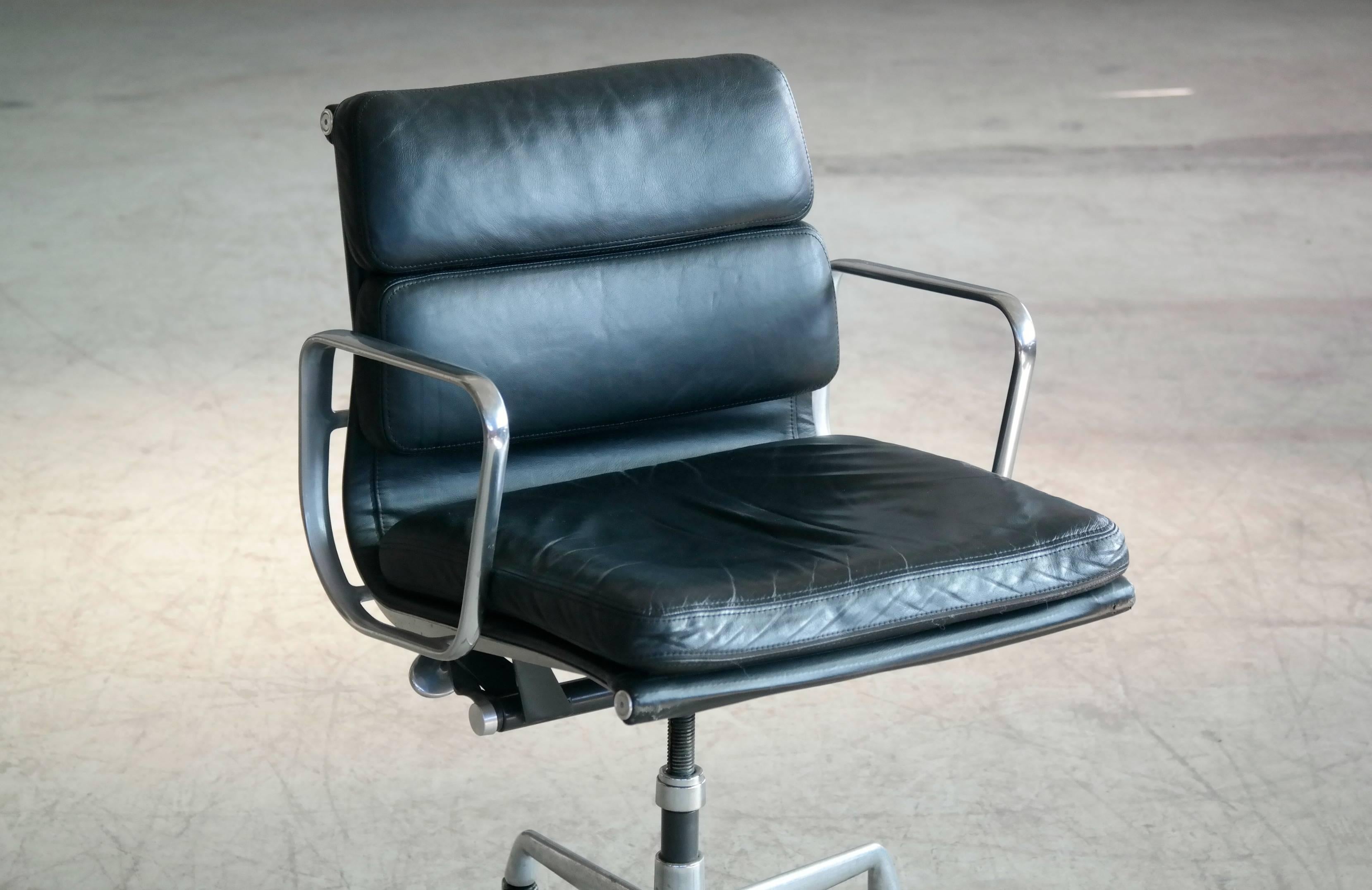Mid-Century Modern Eames Soft Pad Management Chair Model Ea434 European Issue with Caster Wheels