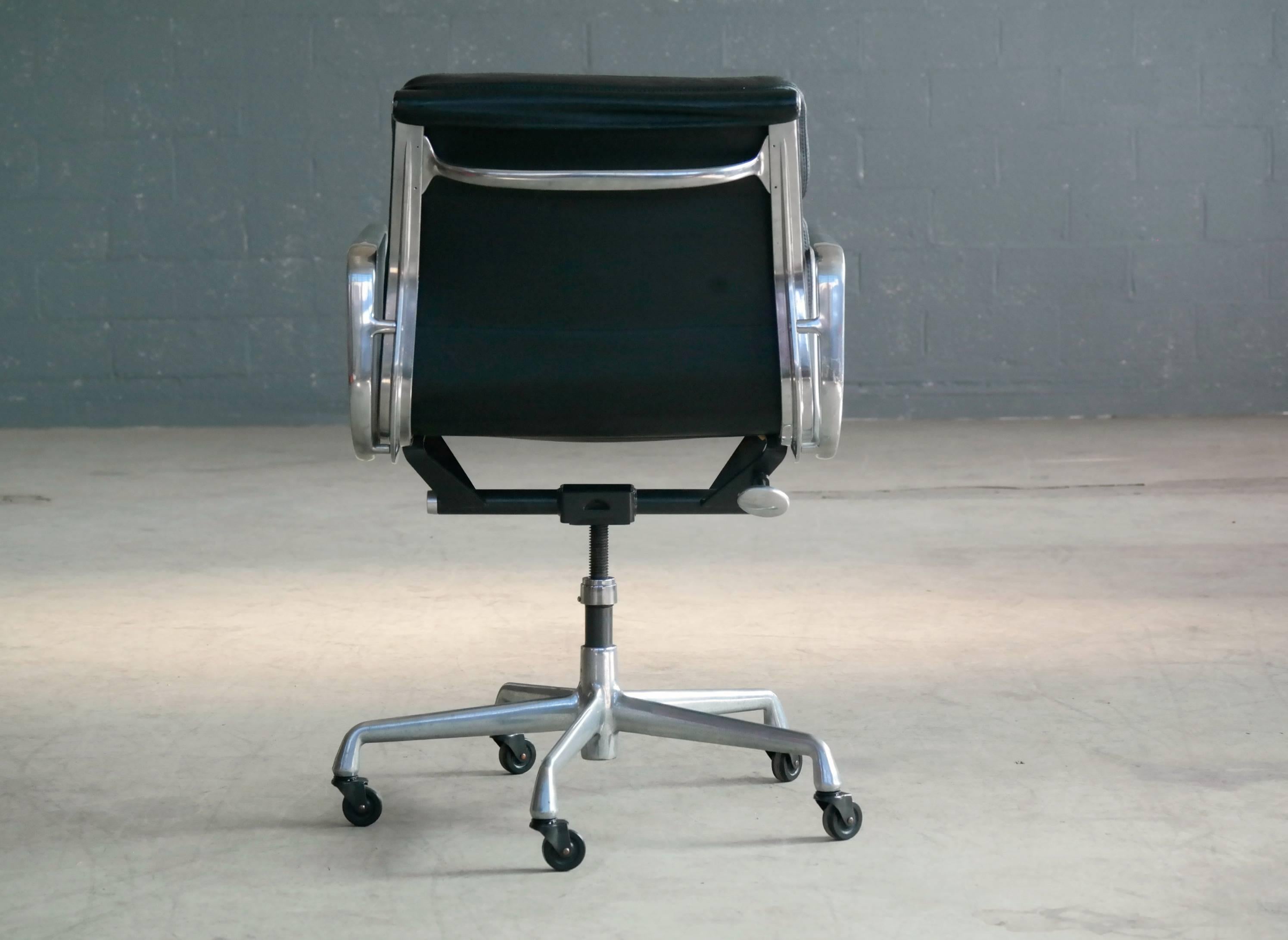 Eames Soft Pad Management Chair Model Ea434 European Issue with Caster Wheels In Excellent Condition In Bridgeport, CT
