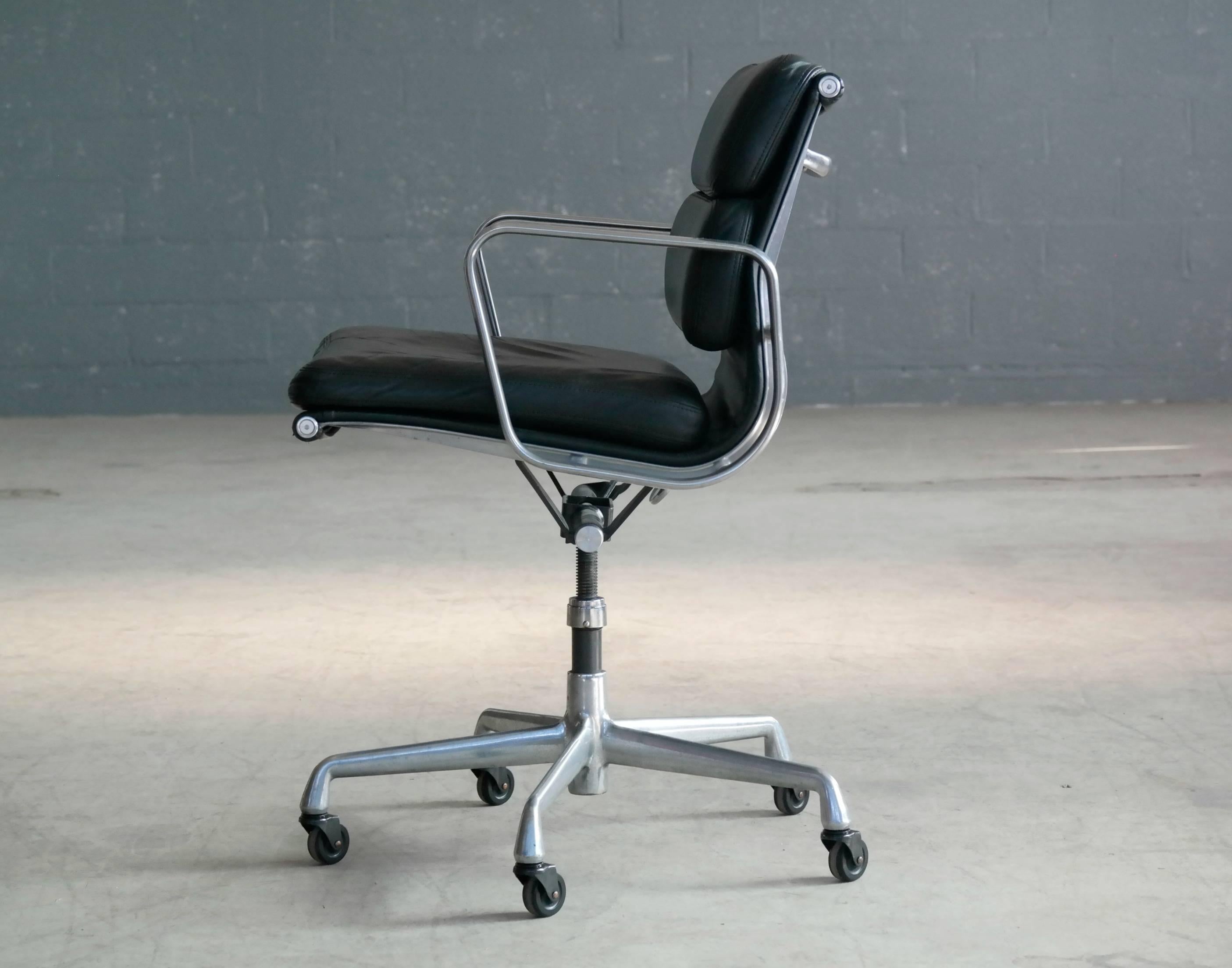 Mid-20th Century Eames Soft Pad Management Chair Model Ea434 European Issue with Caster Wheels