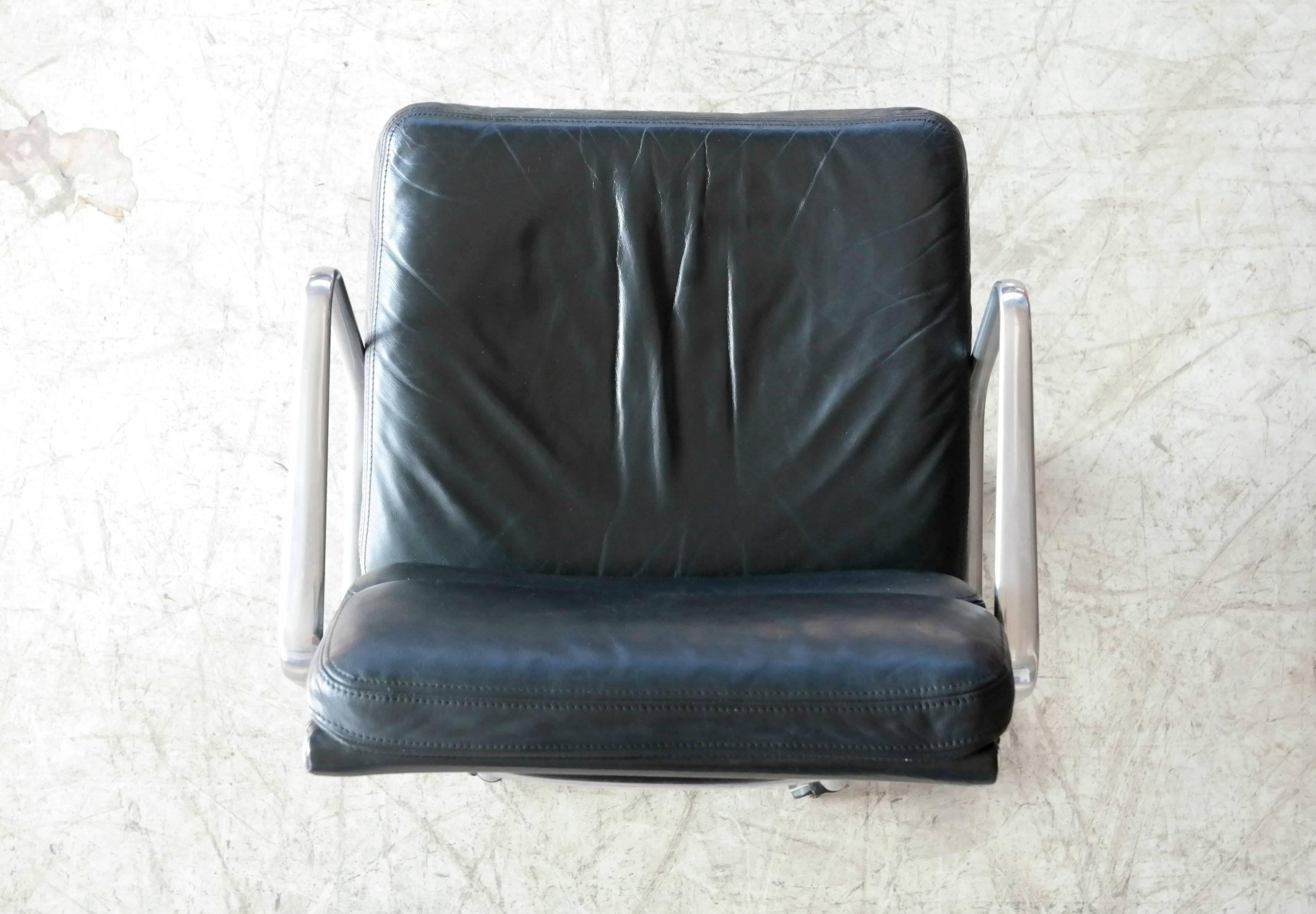 Aluminum Eames Soft Pad Management Chair Model Ea434 European Issue with Caster Wheels