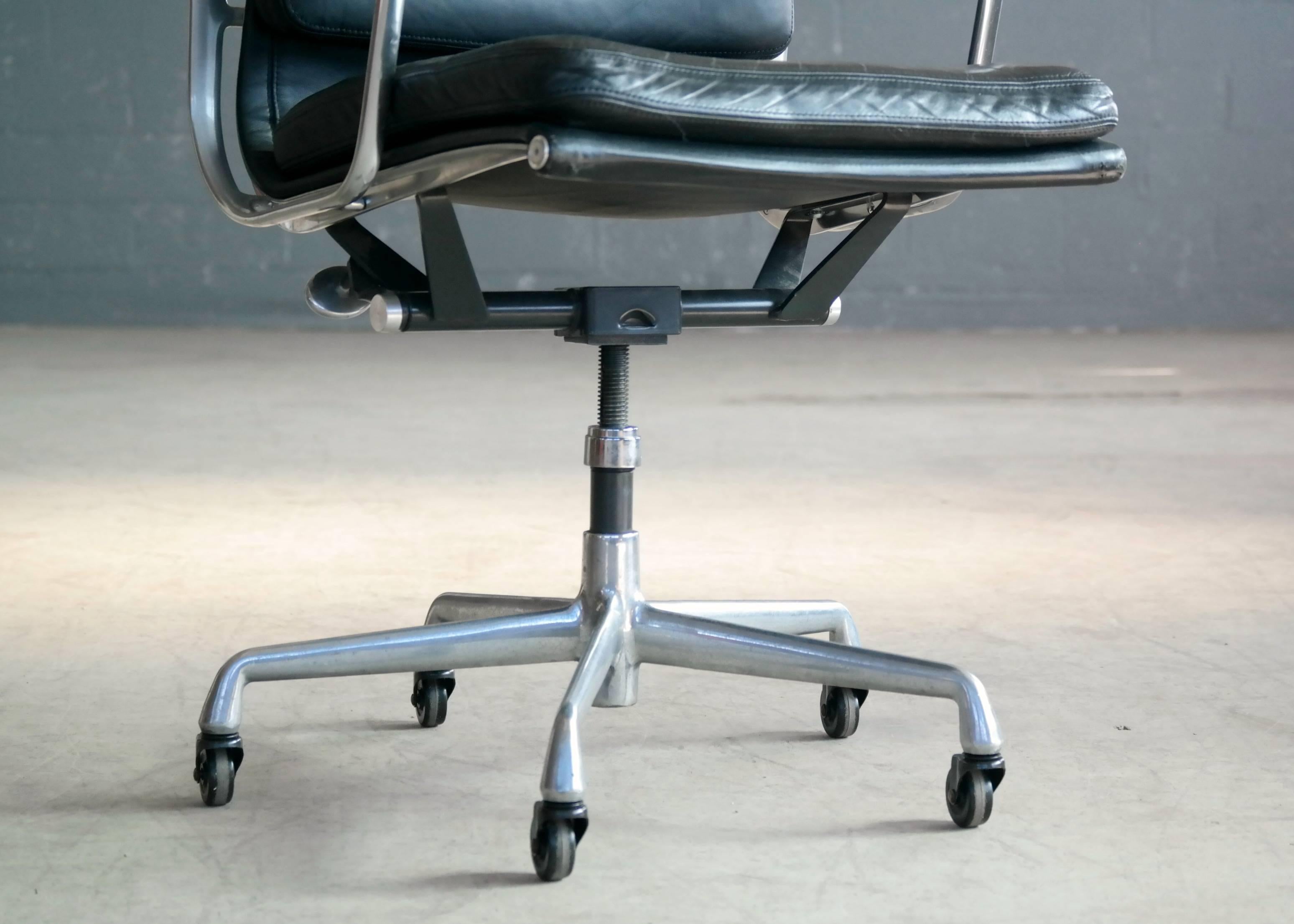 Eames Soft Pad Management Chair Model Ea434 European Issue with Caster Wheels 1