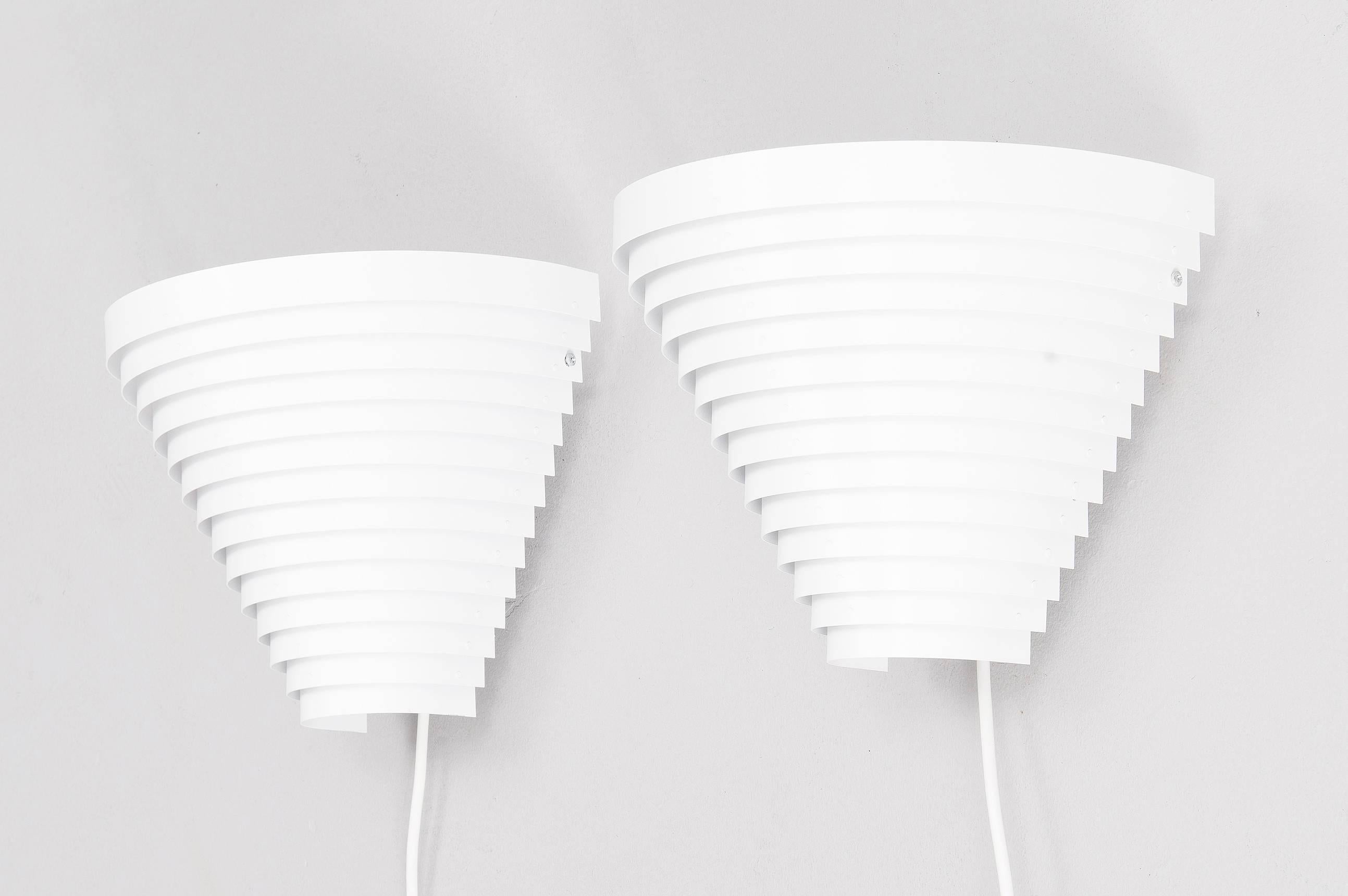 Pair of wall lamps, model “A 190”.
Manufactured by Artek,
Finland, 1956.
White painted metal.

