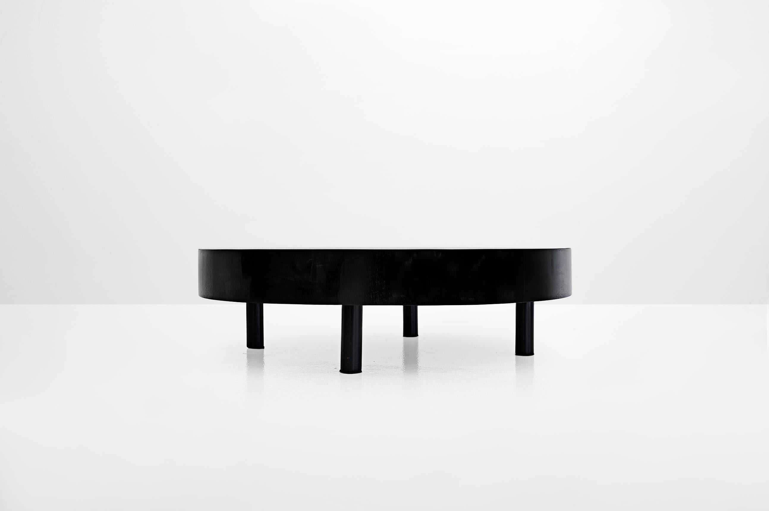 Table basse ronde
Fabriqué par Tepperman
Brasil, 1968
Bois noir laqué

Mesures
99 cm de diamètre x 28 cm de hauteur.
39 pouces de diamètre x 11,4 pouces de hauteur.