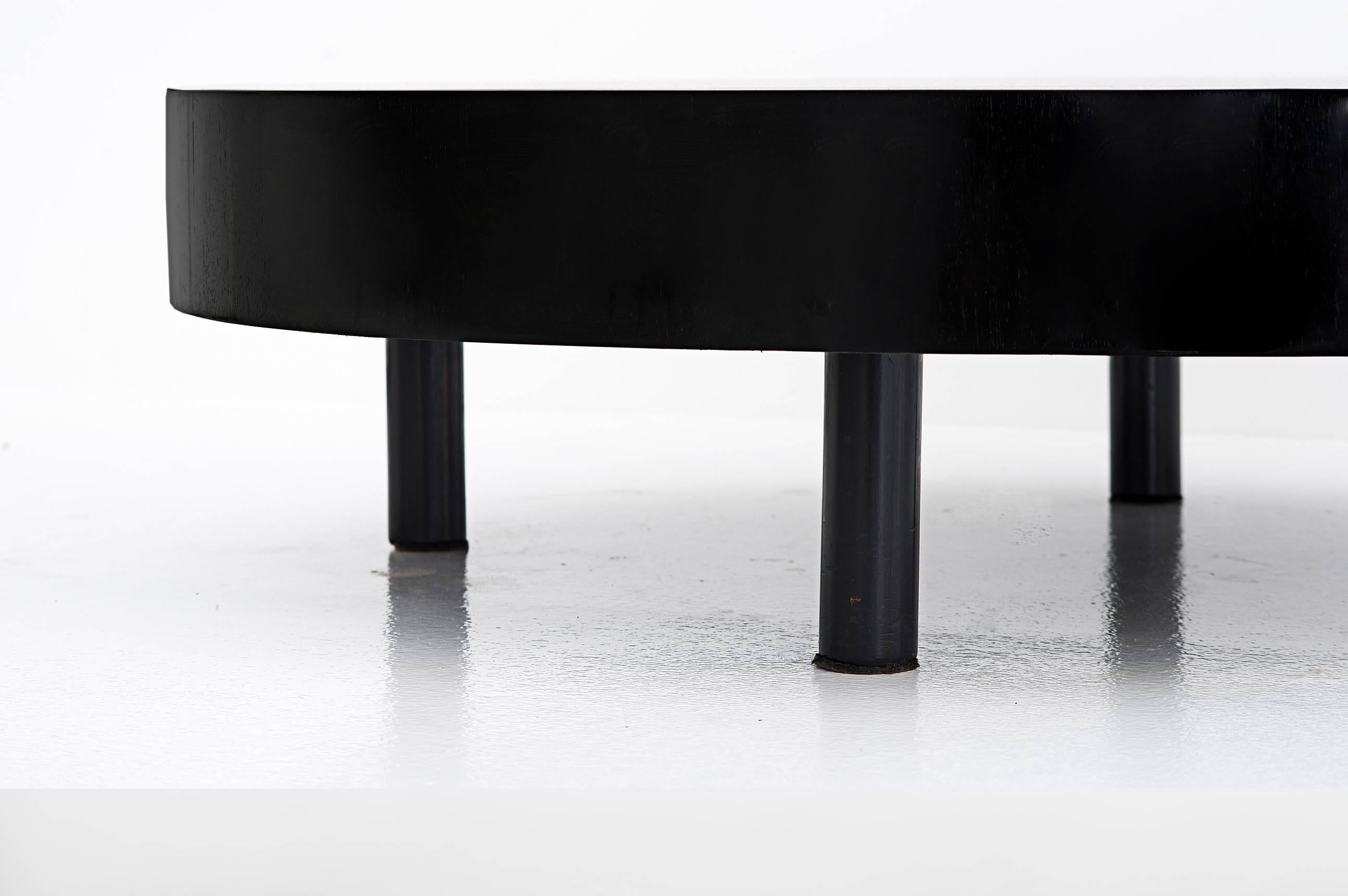 Moderne Table basse ronde fabriquée par Tepperman Brasil, 1968 Bois noir laqué en vente