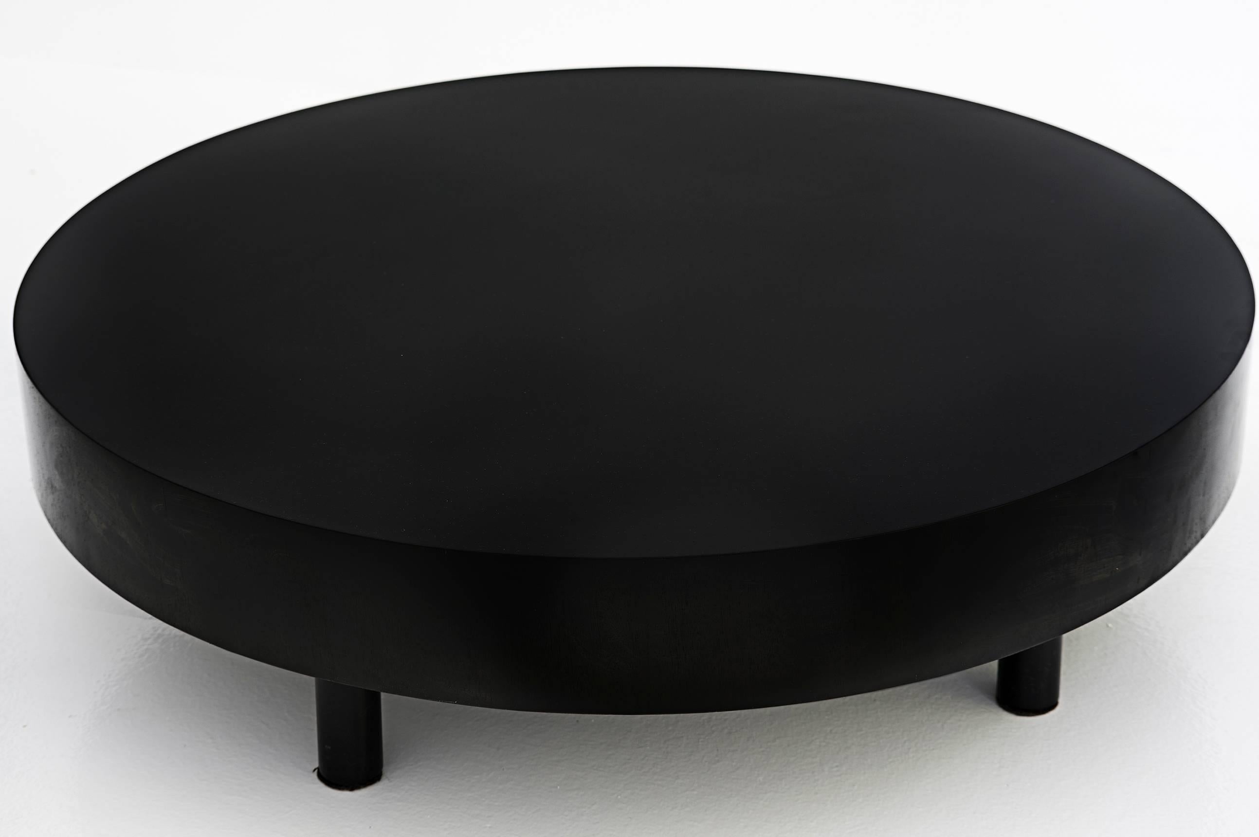 Brésilien Table basse ronde fabriquée par Tepperman Brasil, 1968 Bois noir laqué en vente