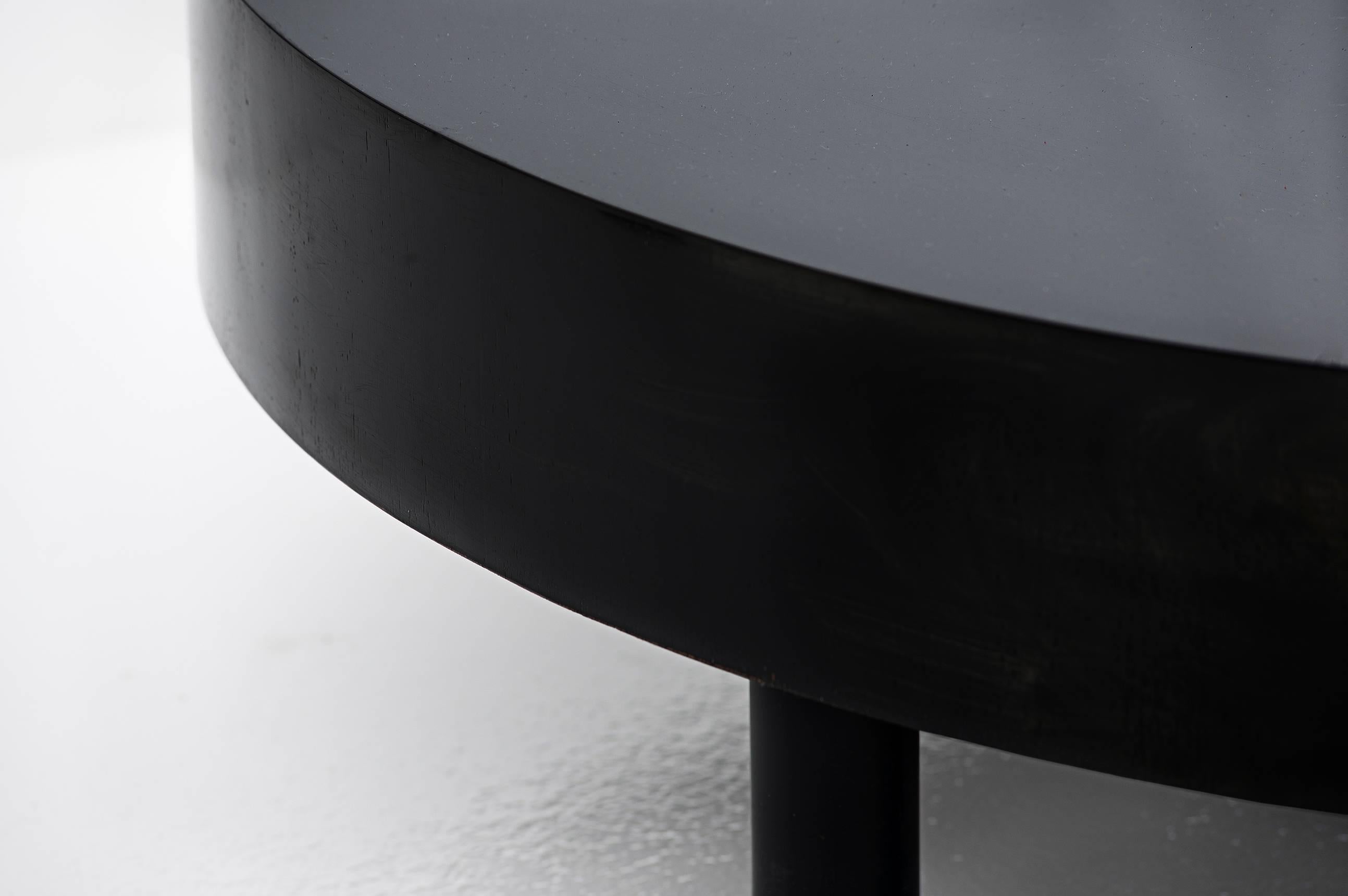 Laqué Table basse ronde fabriquée par Tepperman Brasil, 1968 Bois noir laqué en vente