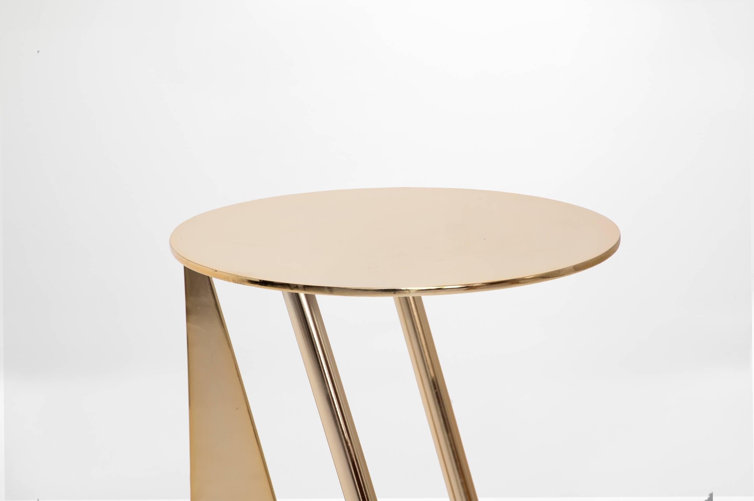 Moderne Petite table d'appoint circulaire contemporaine en laiton Max Enrich, modèle Stabile en vente