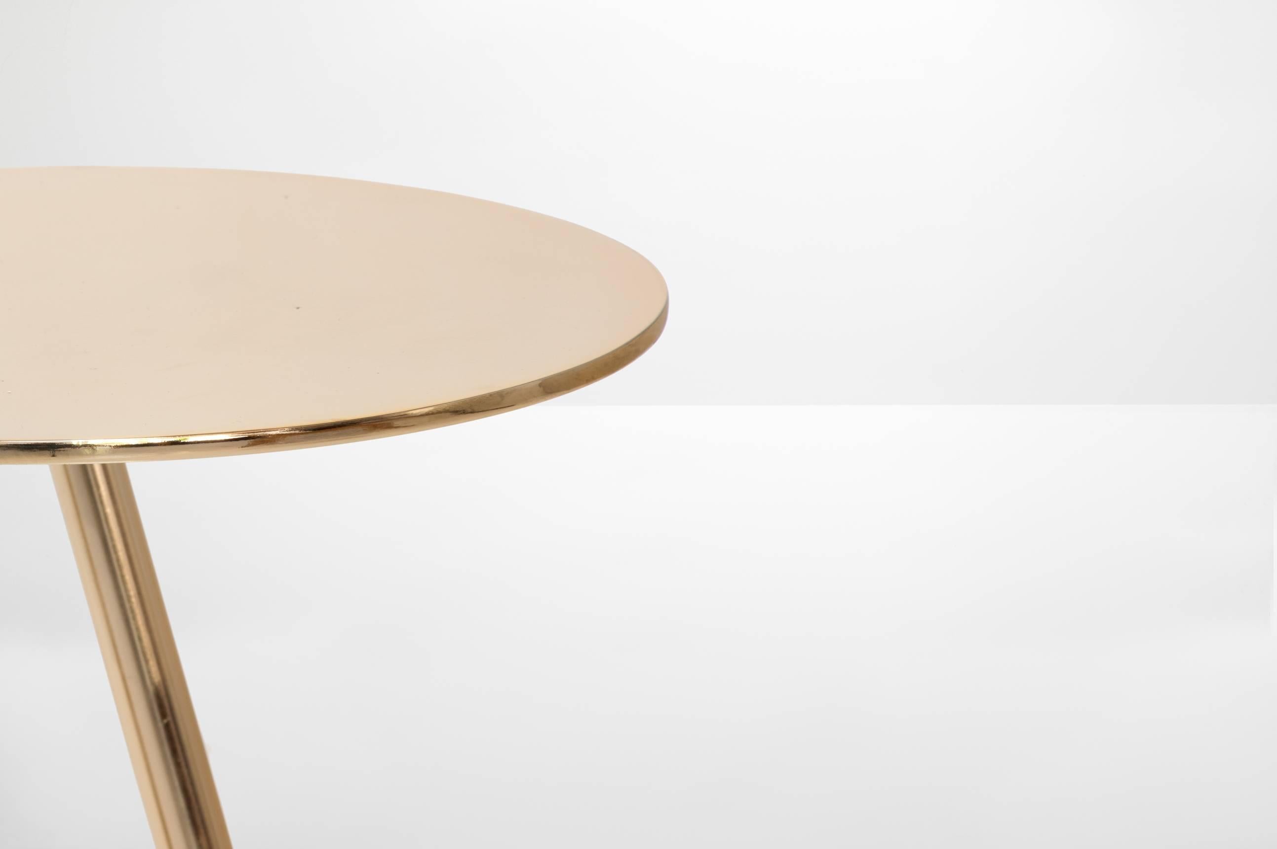 Espagnol Petite table d'appoint circulaire contemporaine en laiton Max Enrich, modèle Stabile en vente
