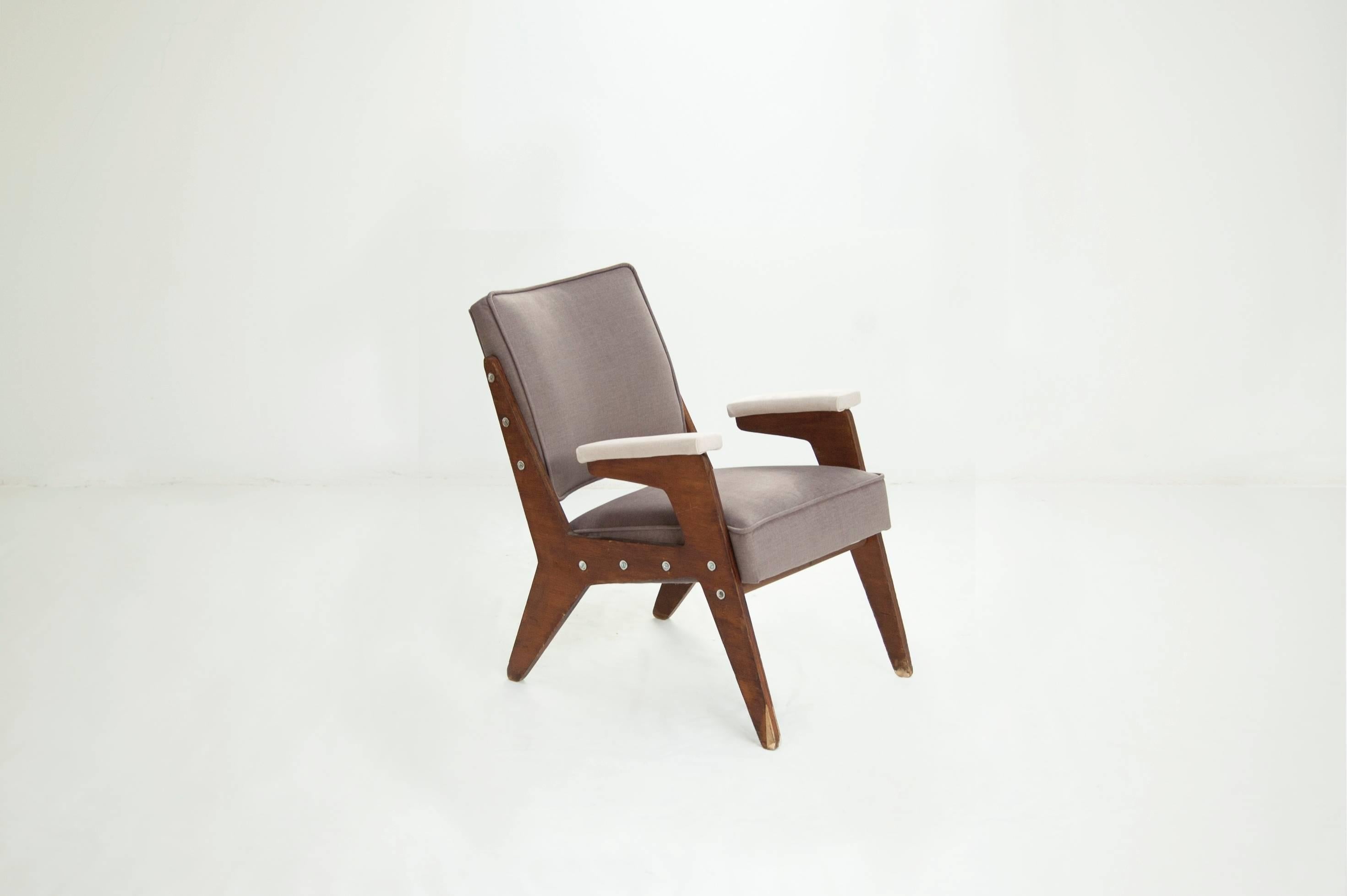 JOSE ZANINE DE CALDAS (1919-2001).

Pair of armchairs model “H.”
Manufactured by Moveis Artísticos Z.
Brazil, 1949.
Marine plywood, fabric upholstery.

Measuremenents
58 cm x 50 cm x 80 H cm.

Literature: Habitat, nº9, Sao Paulo 1952.

José Zanine