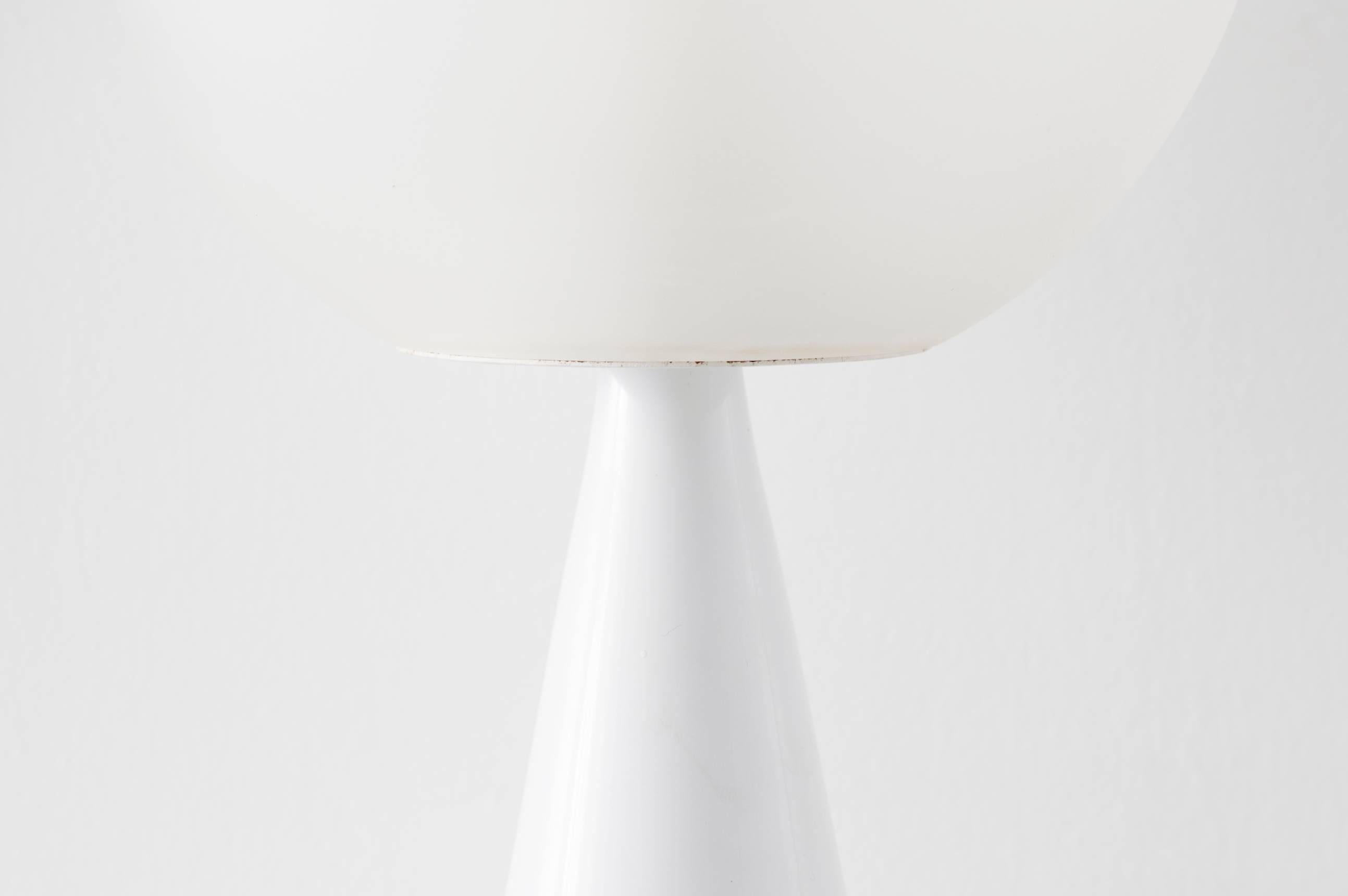 Gio Ponti (1891–1979).

Table lamp model “Bilia” 2474.
Manufactured by Fontana Arte.
White metal, satin glass.
Italy, 1960.

Measurements:
44 height cm, 20,5 sphere diameter cm.

Literature:
M. D’Alessandro, L. Falconi (a cura di), Luci e