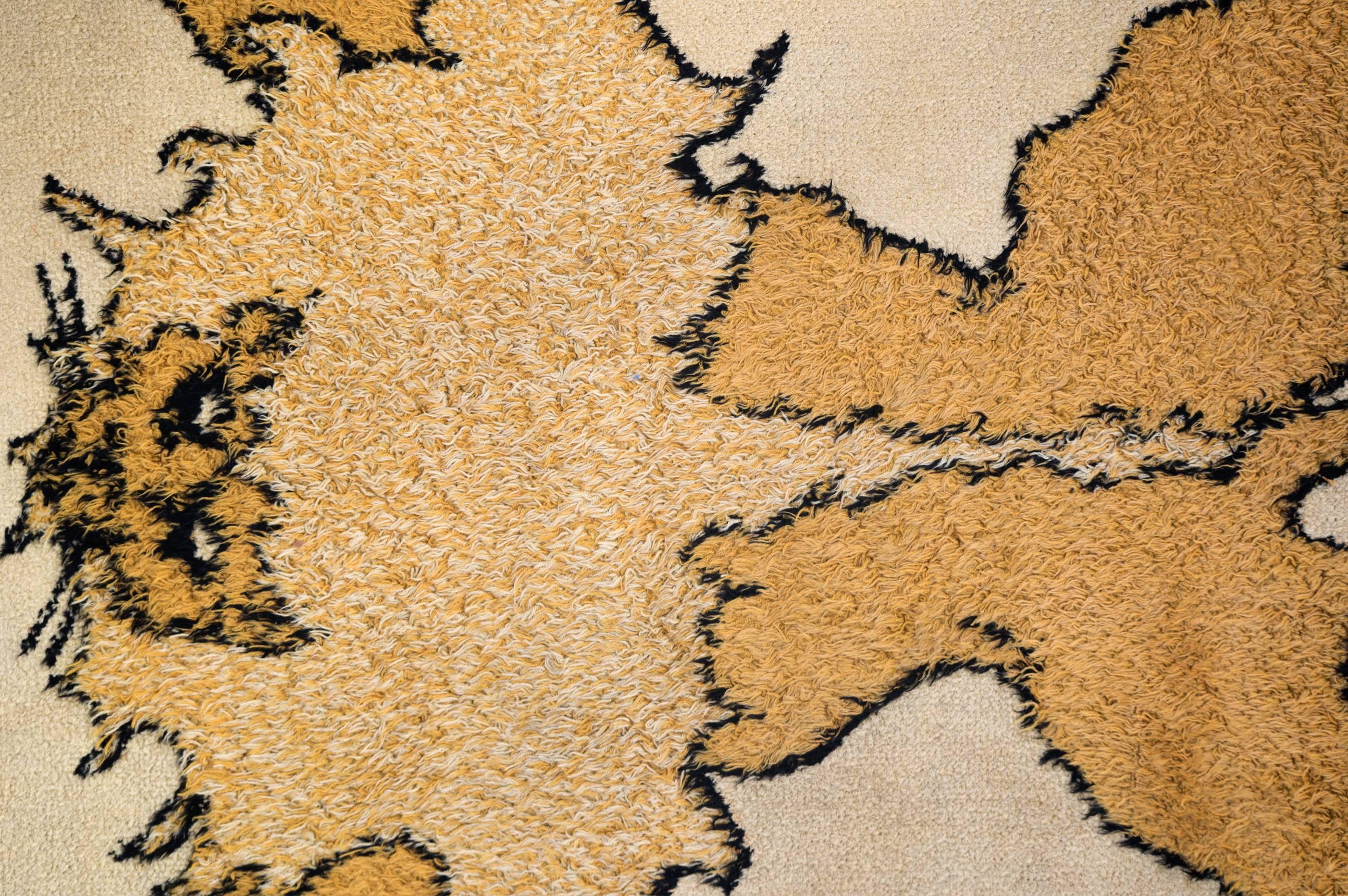 Rug model “Tapileo.”
From the “Tapizoo” series.
Manufactured by Paracchi for Arbo,
Italy, 1970.
Hand-knotted wool.
Italian late 20th century rug with Lions a lions face. 
Colours are warm tones of yellow orange cream and brown. 

Literature:
Gabetti