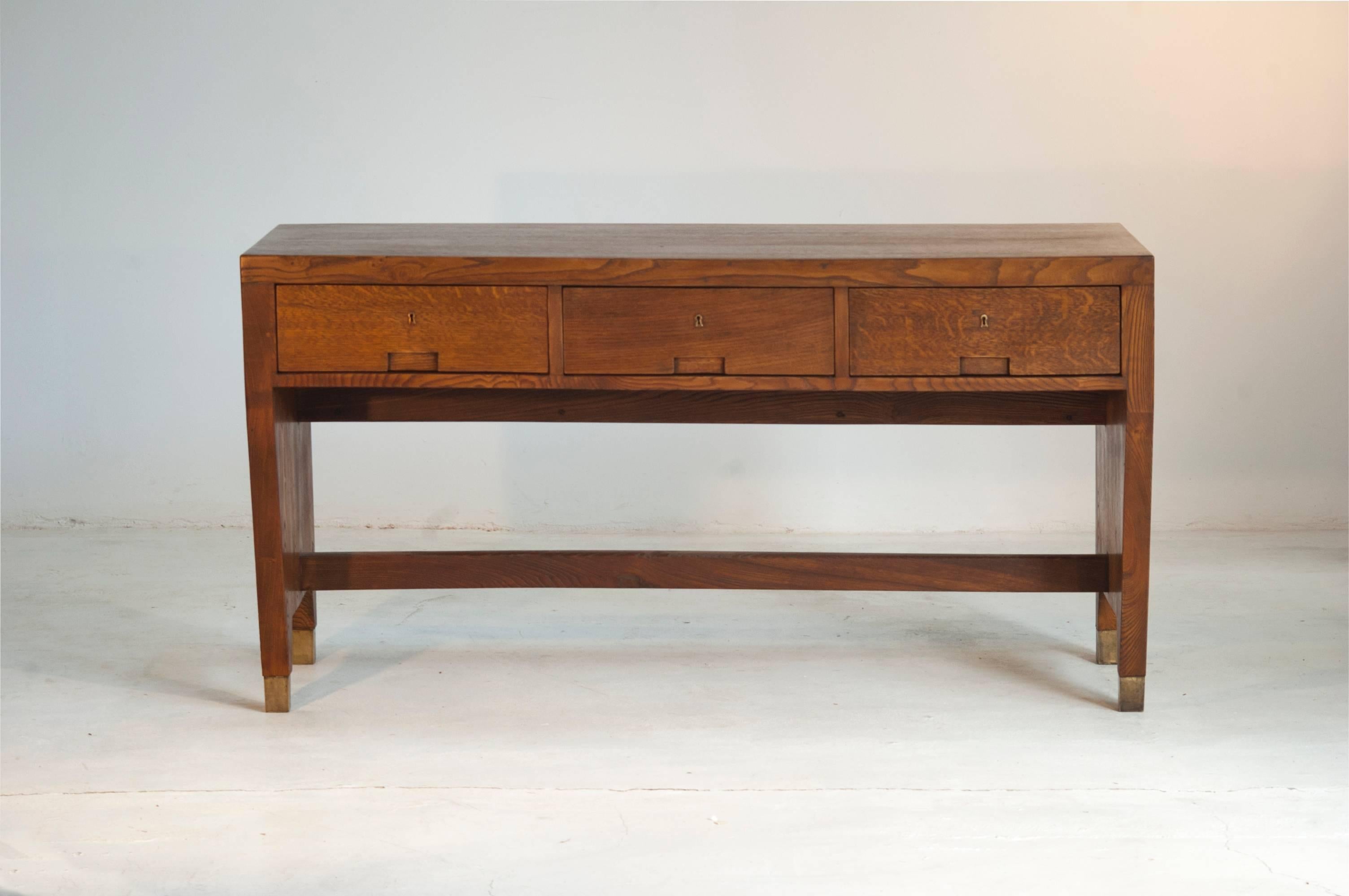 Gio Ponti (1891-1979).

Important desk Made for the University of Mantova  manufactured by Schirolli in Italy, 1950.

Walnut mid-century modern writing desk 

Measurements:
160 cm x 83 cm x 68 H cm.
63 in x 32.67 in x 26.77 H