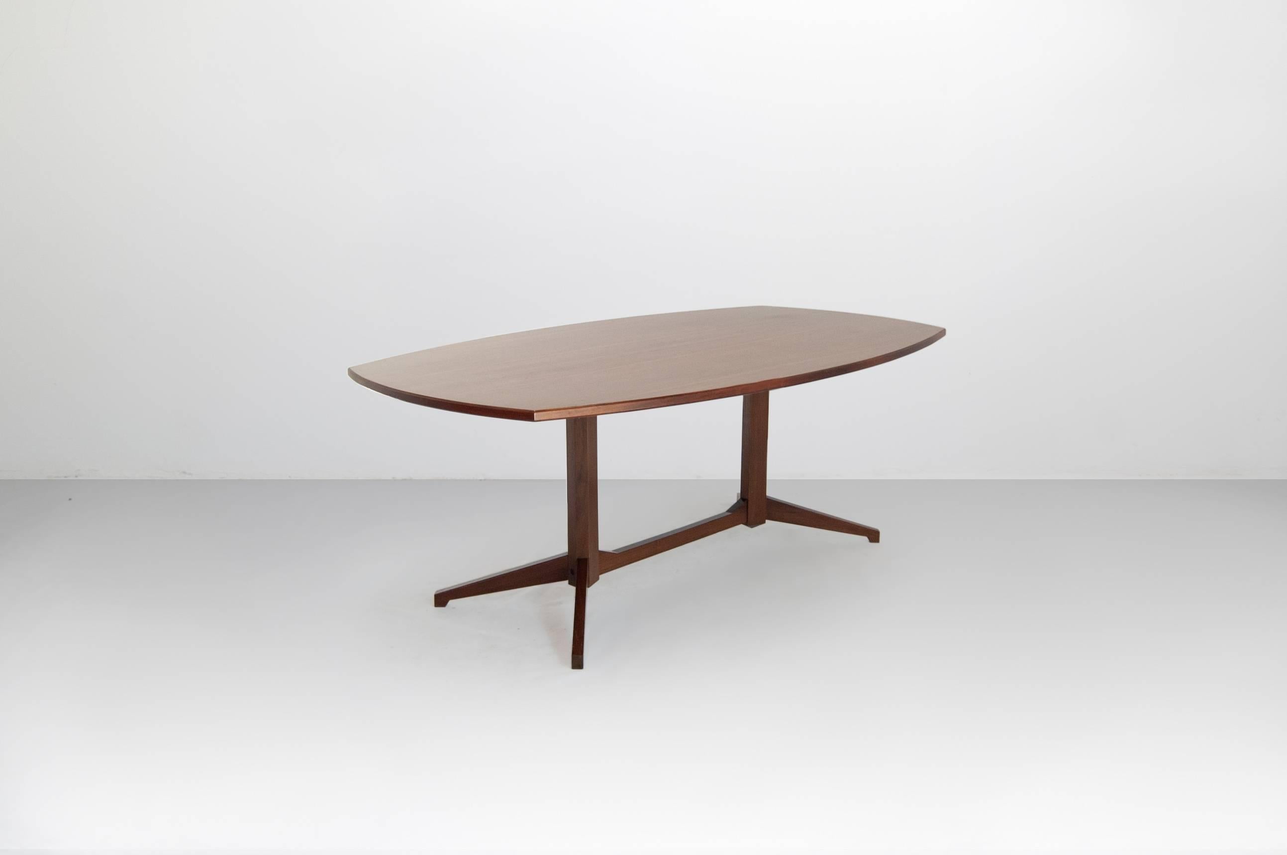 Franco Albini & Franca Helg.

Table de salle à manger modèle no. TL22.
Fabriqué par Poggi,
Italie, 1958.
Acajou.

Mesures :
180.3 cm x 104,1 cm x 73 H cm.
70.98 pouces x 40,98 pouces x 28,74 pouces.

La littérature :
Giuliana Gramigna, Repertorio