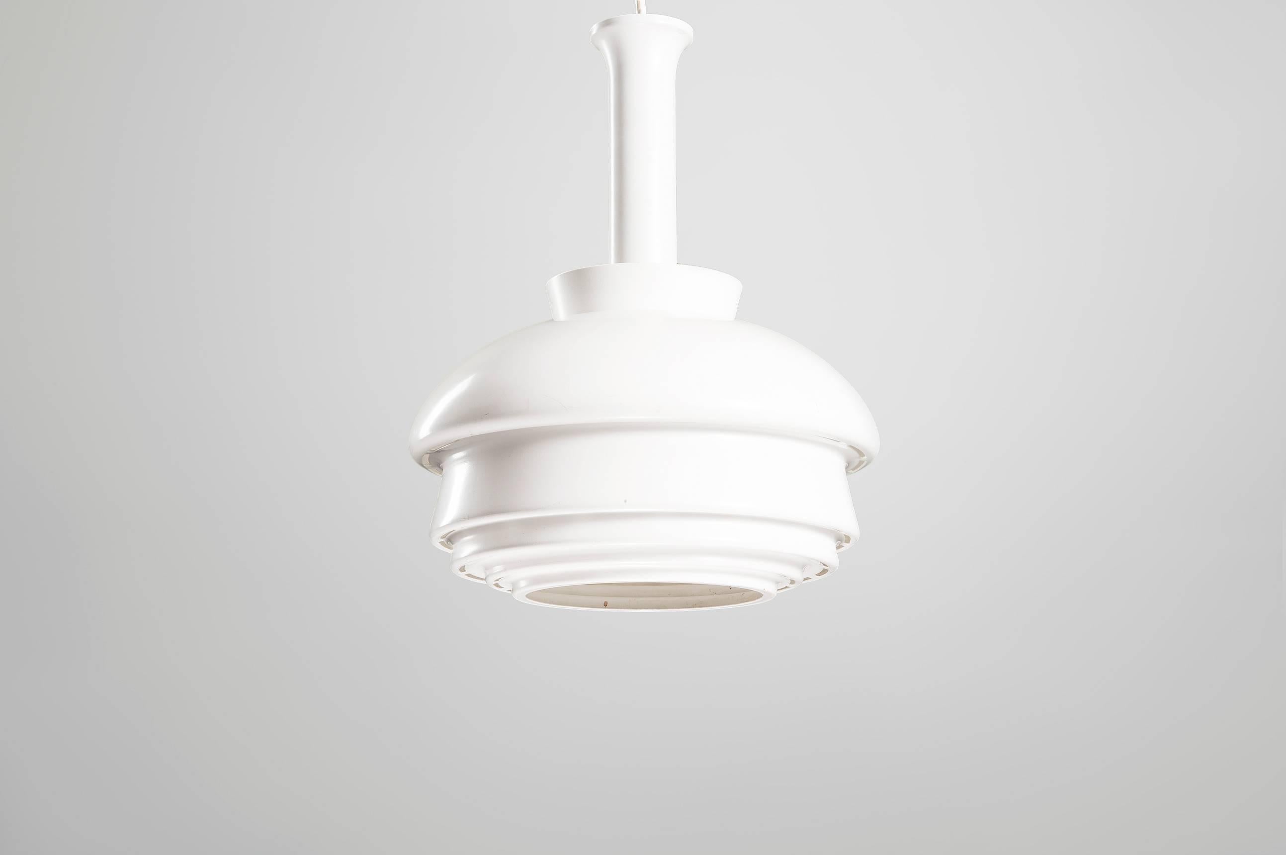 Ceiling lamp model “A 335”.
Manufactured by Artek,
Finland, 1956.
White painted metal.
Mid- century Finnish // Nordic Chandelier
Measurement
40 cm height,
15,7 in height.

Literature:
Alvar Aalto designer. Alvar Aalto museum.

Provenance:
Private
