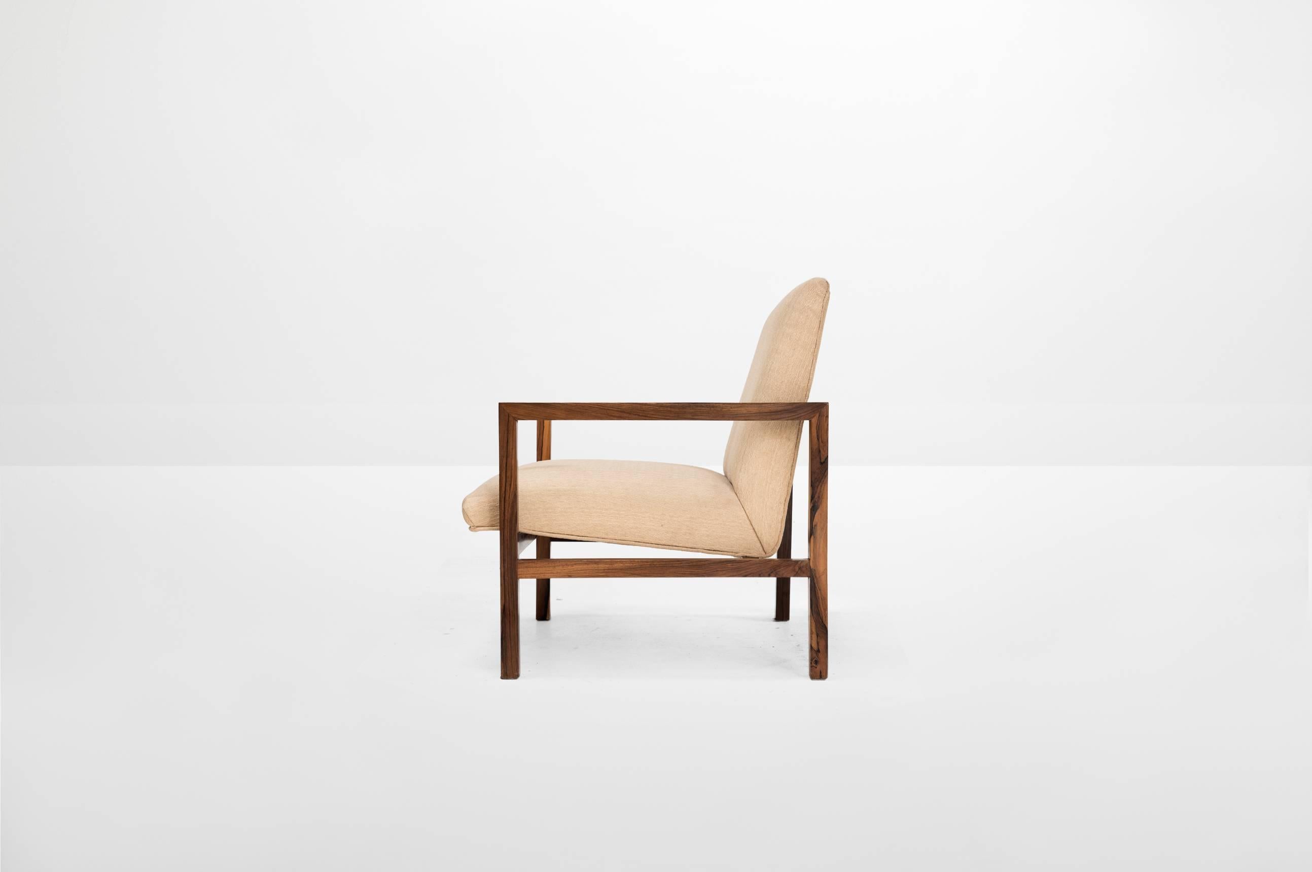 Branco & Preto Paar von  Moderne brasilianische Sessel aus massivem Jacaranda-Holz, Stoff (Moderne der Mitte des Jahrhunderts) im Angebot