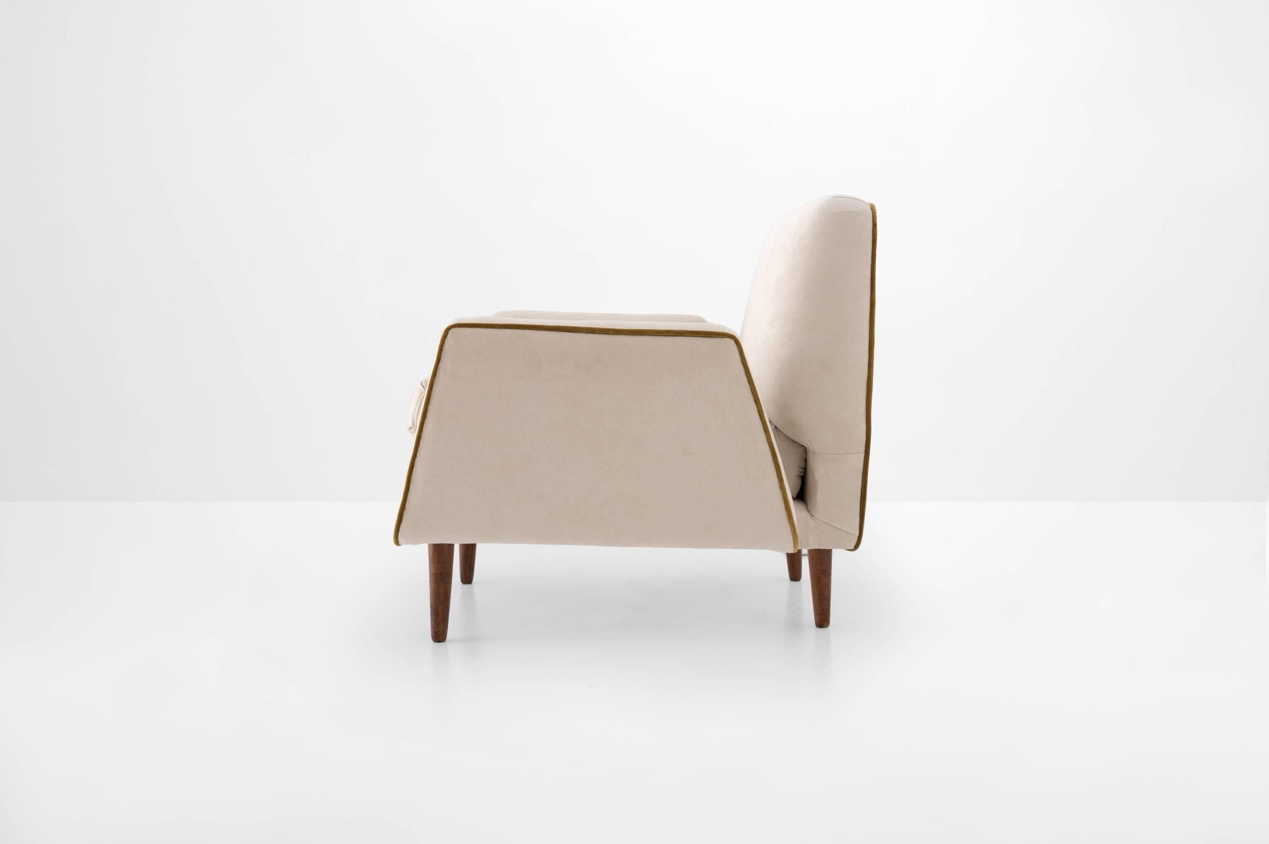 Mid-Century Modern Paire de fauteuils brésiliens modernes en bois et velours de Martin Eisler & Carlos Hauner en vente