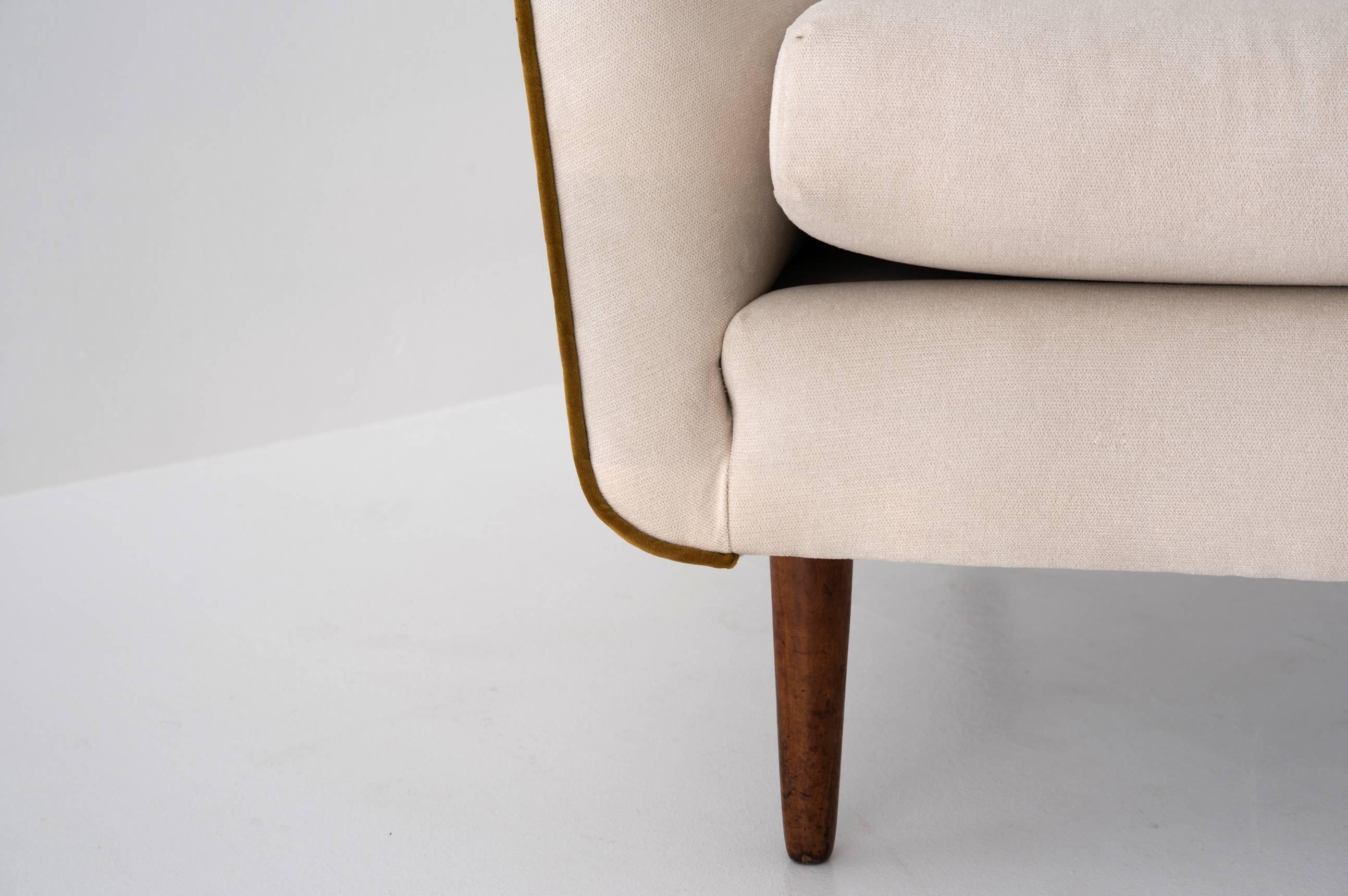 20ième siècle Paire de fauteuils brésiliens modernes en bois et velours de Martin Eisler & Carlos Hauner en vente
