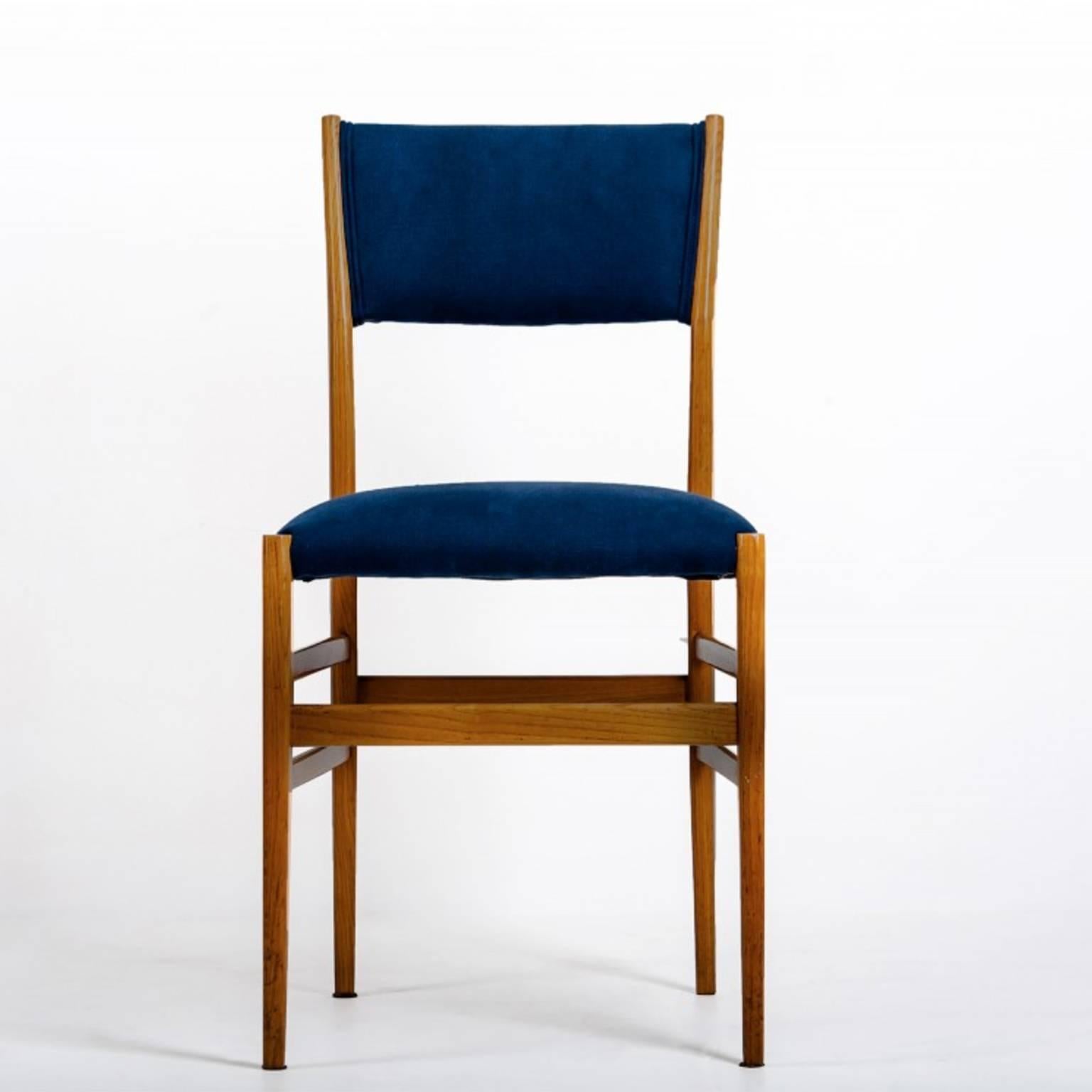 Mid-Century Modern Gio Ponti - Ensemble de quatre chaises de salle à manger italiennes bleues du milieu du siècle dernier, modèle 