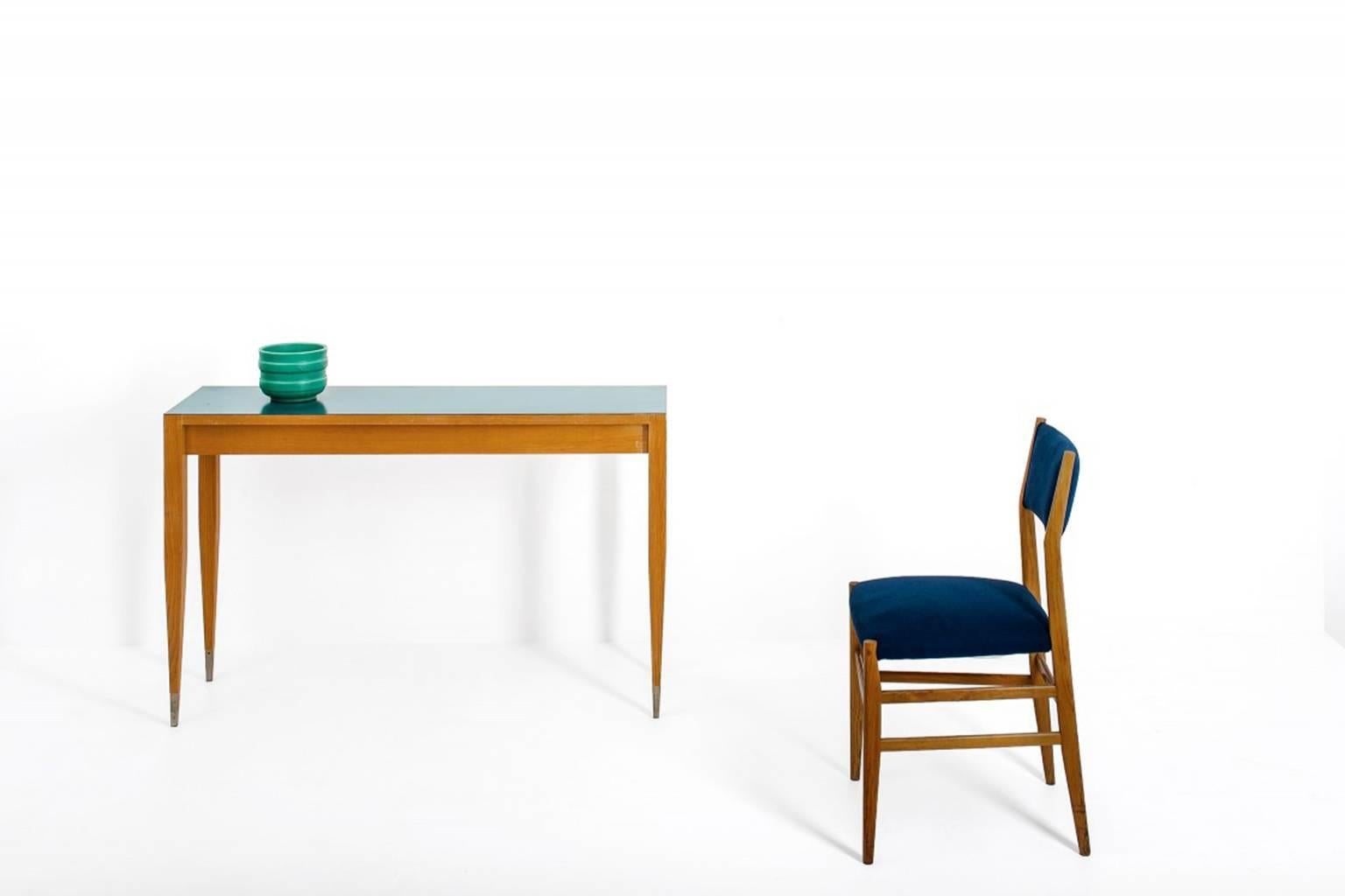 Gio Ponti - Ensemble de quatre chaises de salle à manger italiennes bleues du milieu du siècle dernier, modèle 