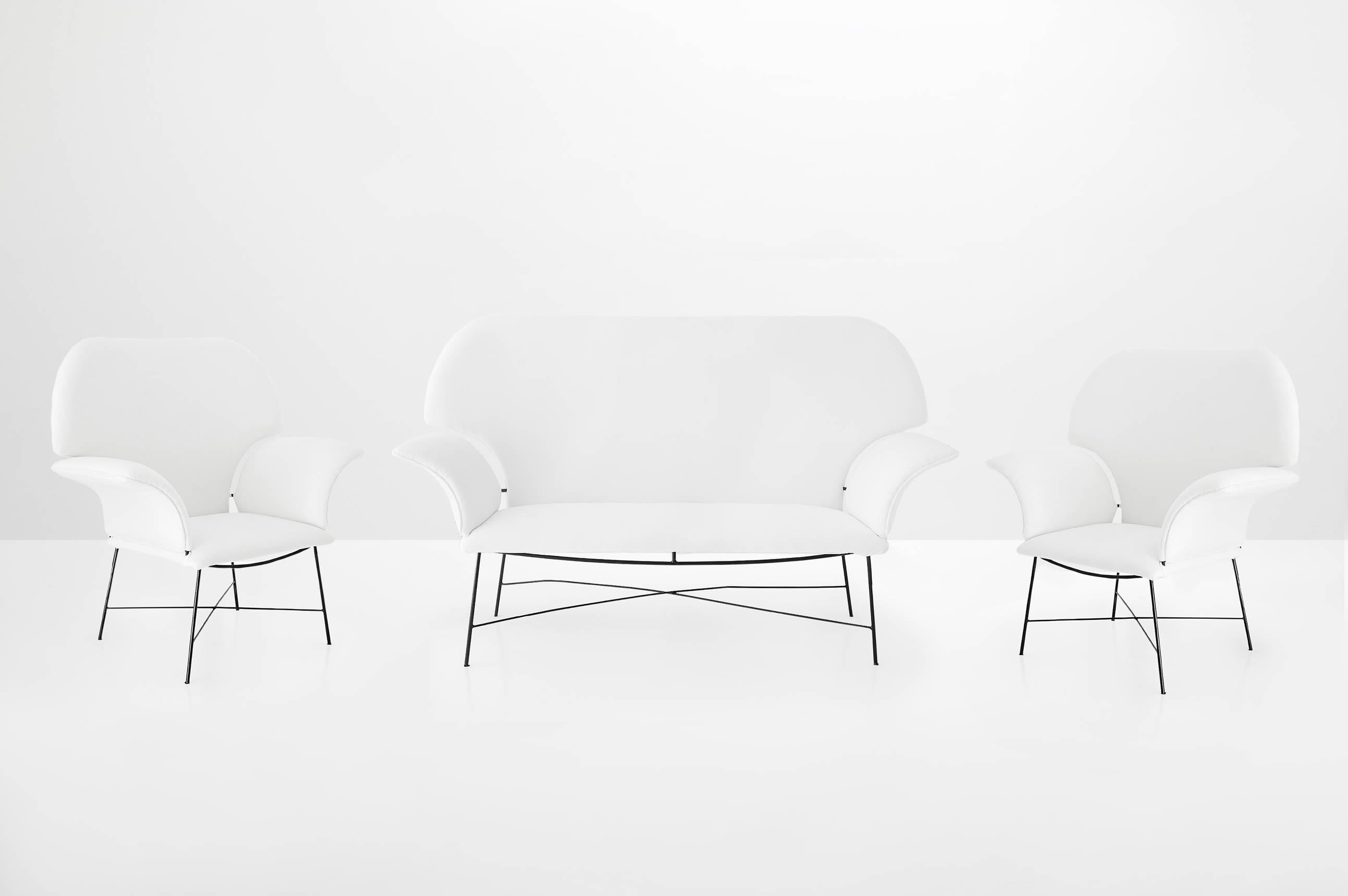 Martin Eisler & Carlo Hauner Moderner brasilianischer großer Sessel aus weißem Stoff und Metall (Moderne der Mitte des Jahrhunderts) im Angebot