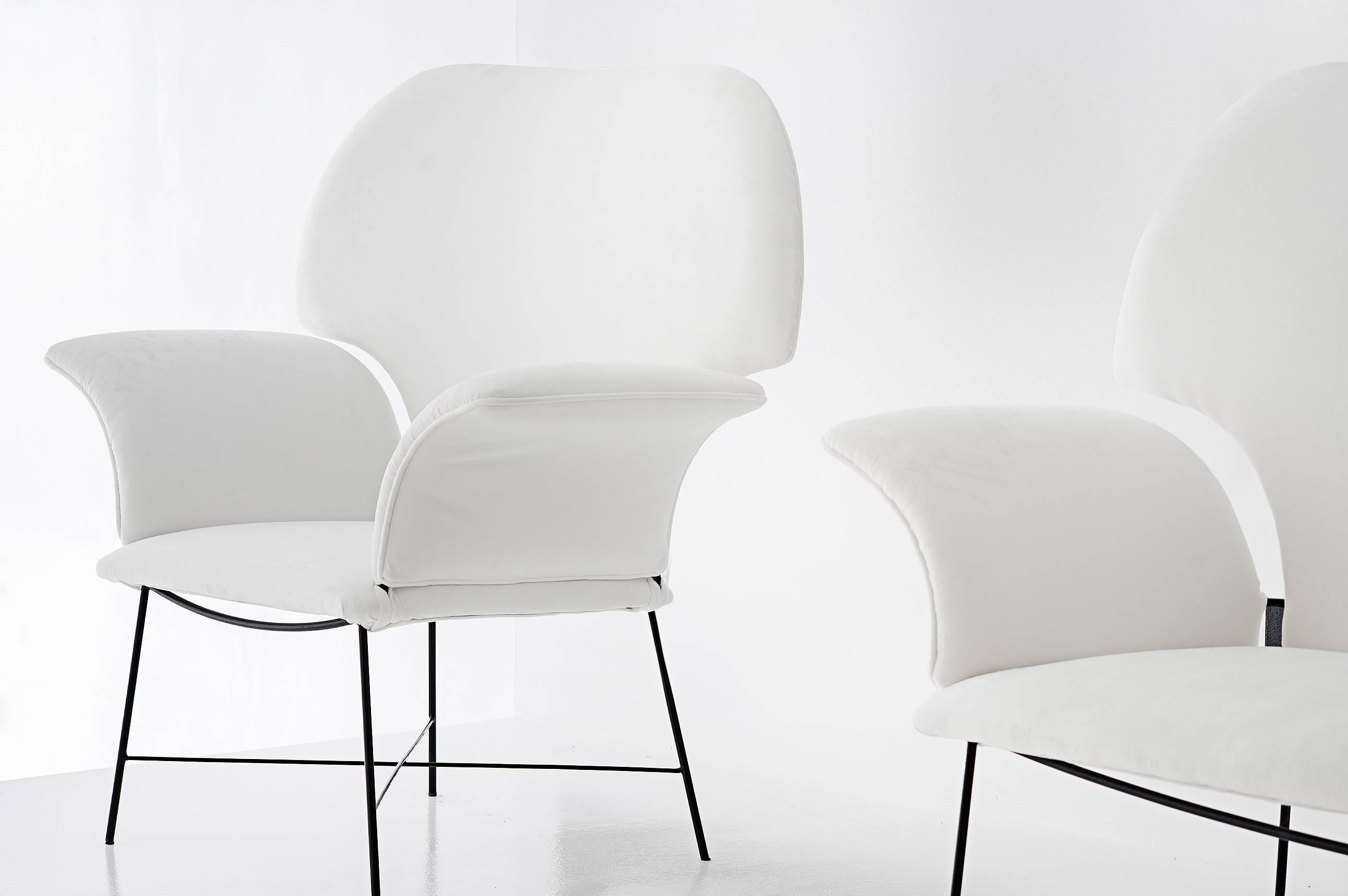 Brésilien Grand fauteuil brésilien moderne de Martin Eisler & Carlo Hauner en tissu blanc et métal en vente