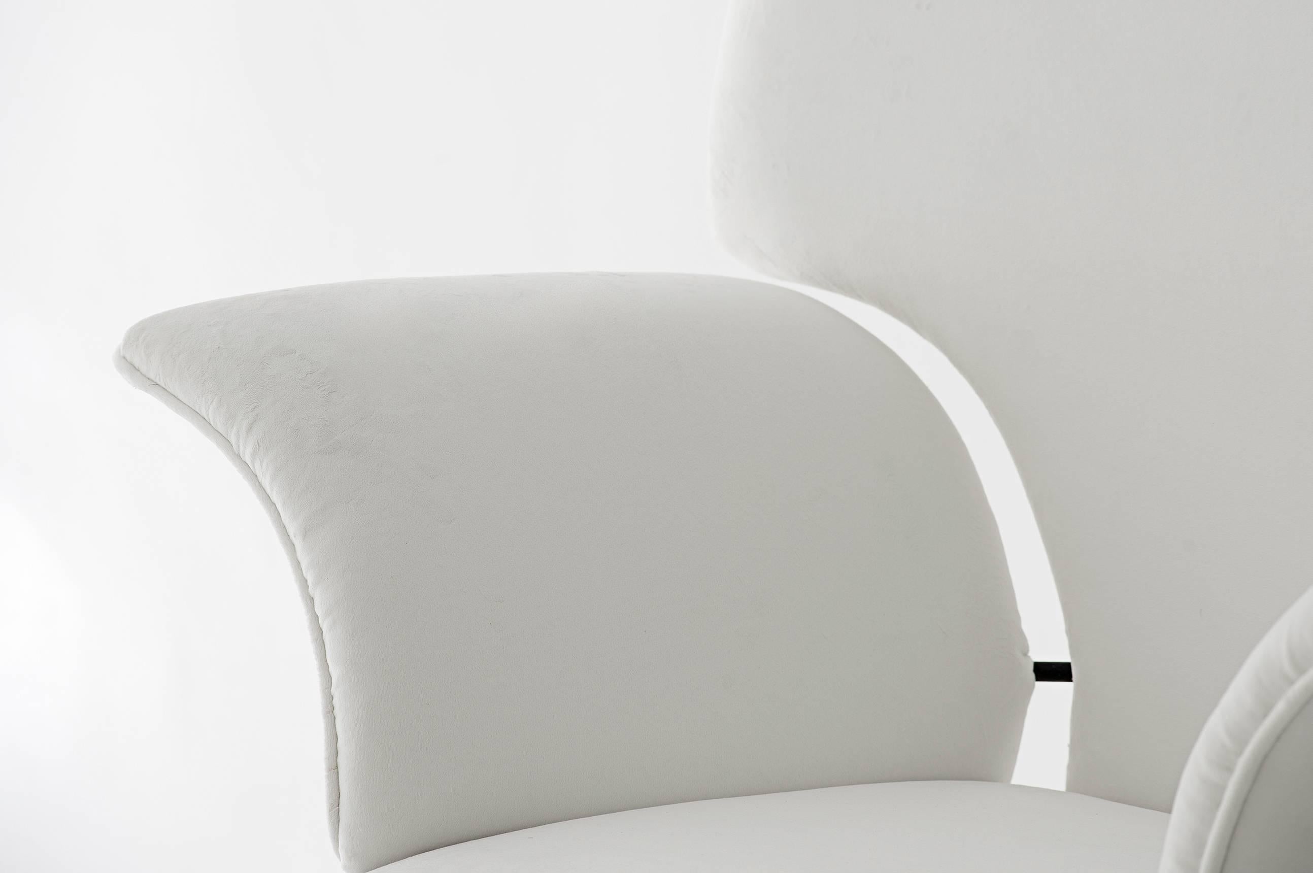 Peint Grand fauteuil brésilien moderne de Martin Eisler & Carlo Hauner en tissu blanc et métal en vente