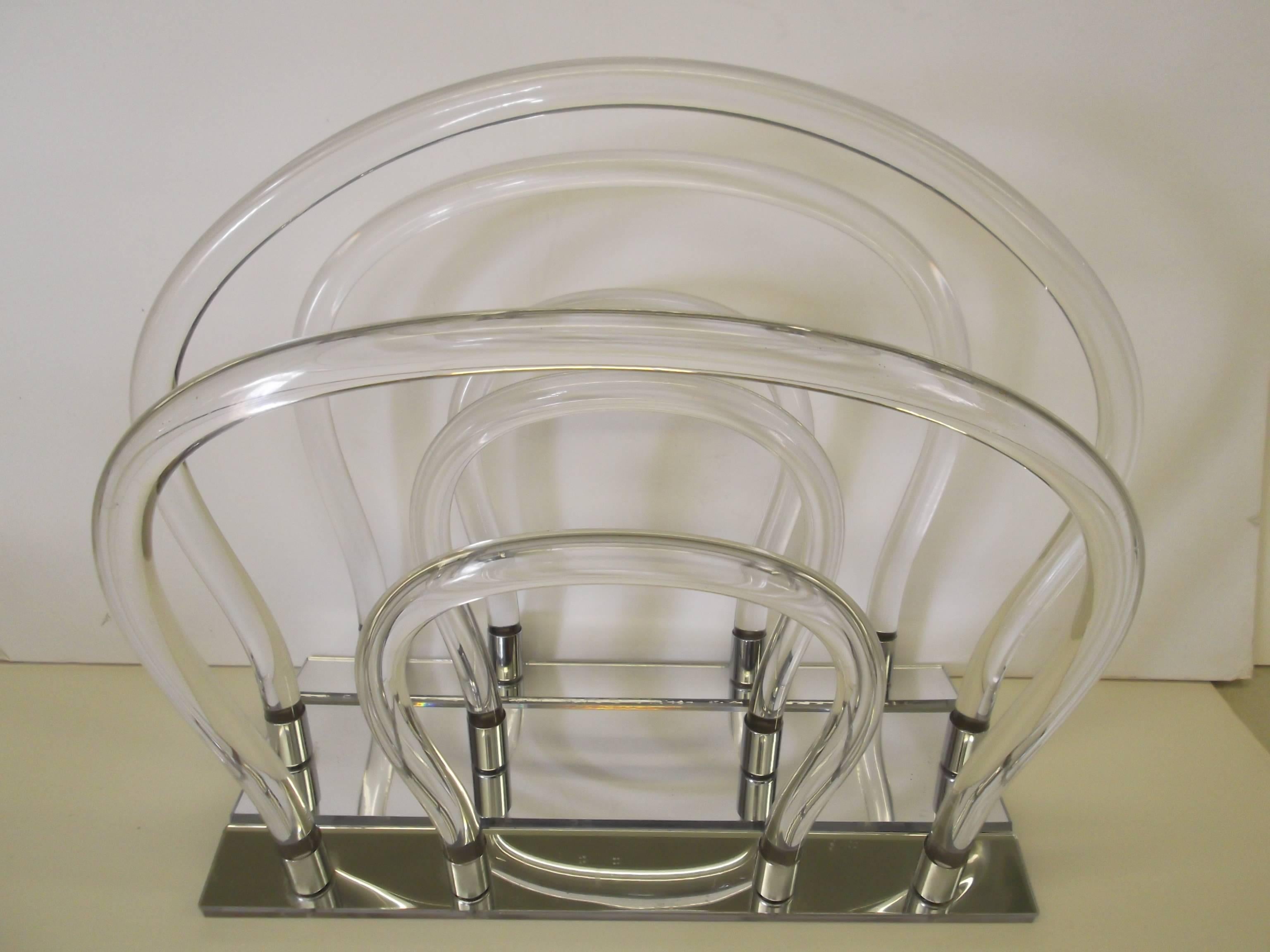 Dorothy Thorpe Chrome Mirror Lucite Magazine Rack In Good Condition For Sale In Tulsa, OK