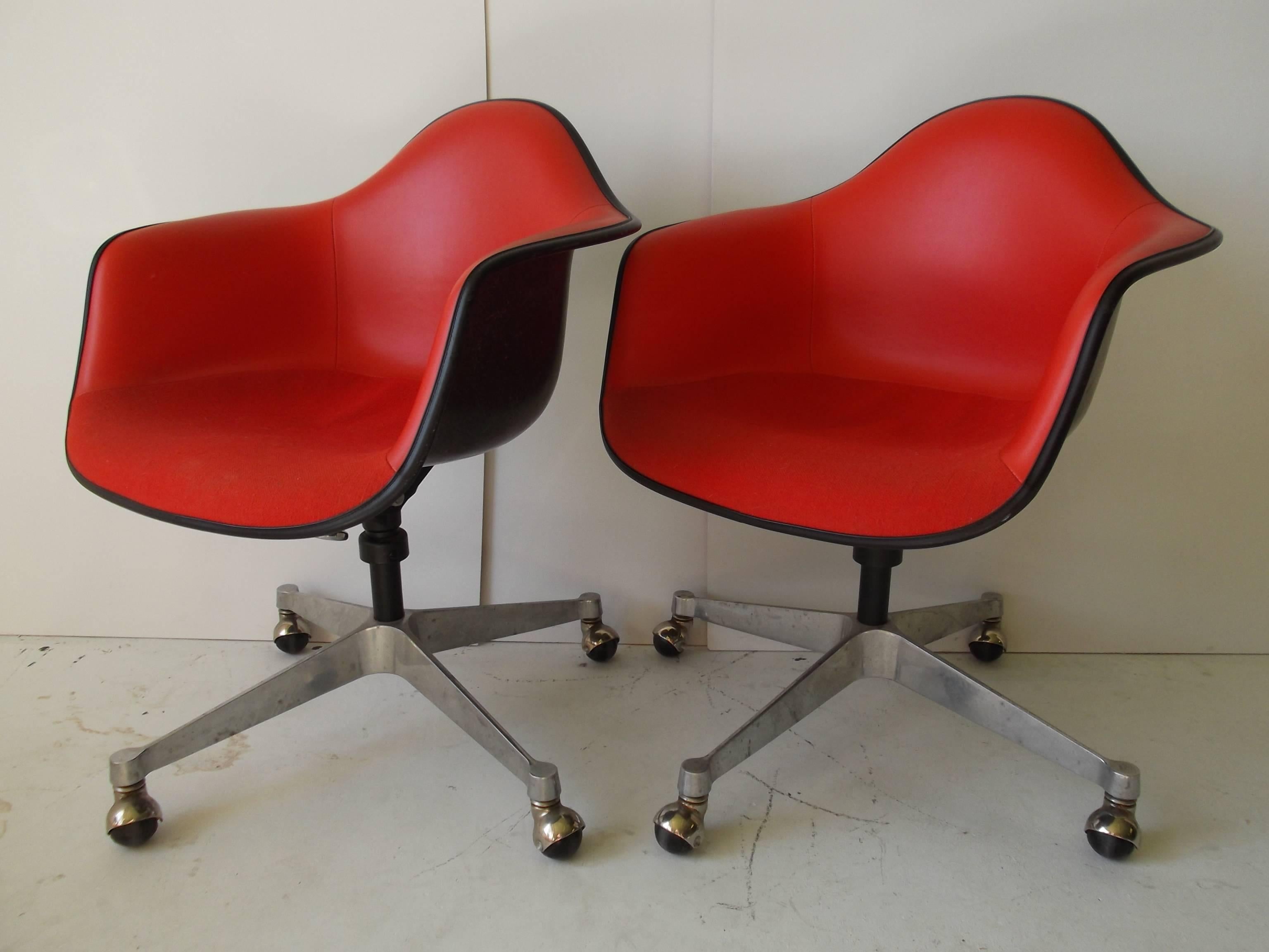 20th Century Pair of 1968 Charles Eames Tilt Swivel Height Adjust Fiberglass Chairs Orig Red