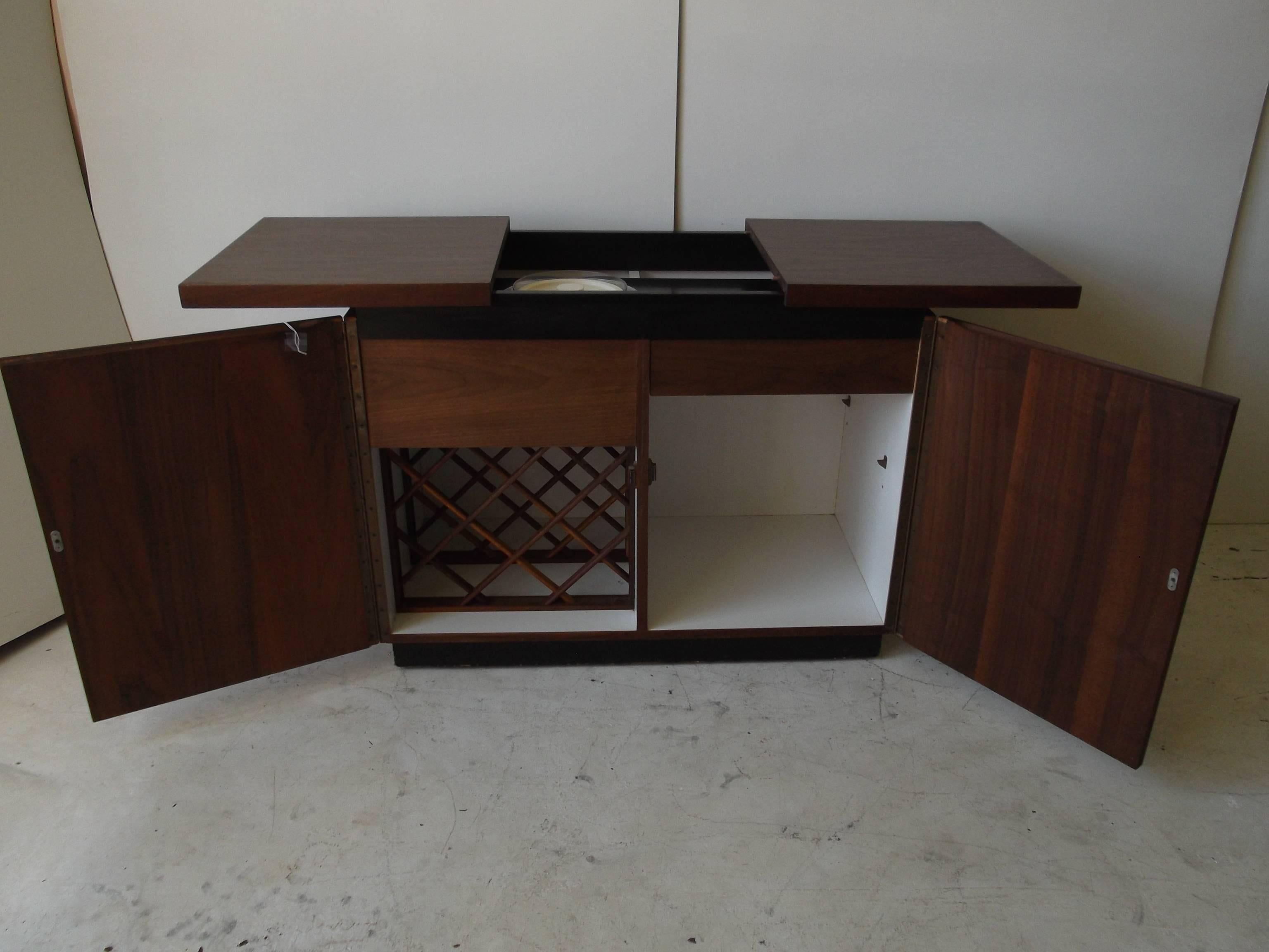 Late 20th Century Walnut Bar Cart Trolley by Milo Baughman for Dillingham