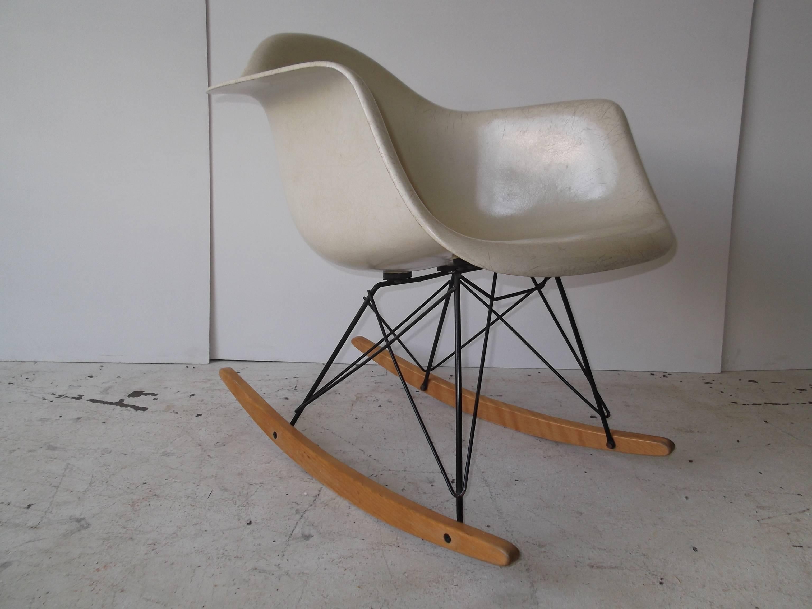 American Charles Eames Herman Miller, 1955 Rocking Chair Two Triangle Summit Mark