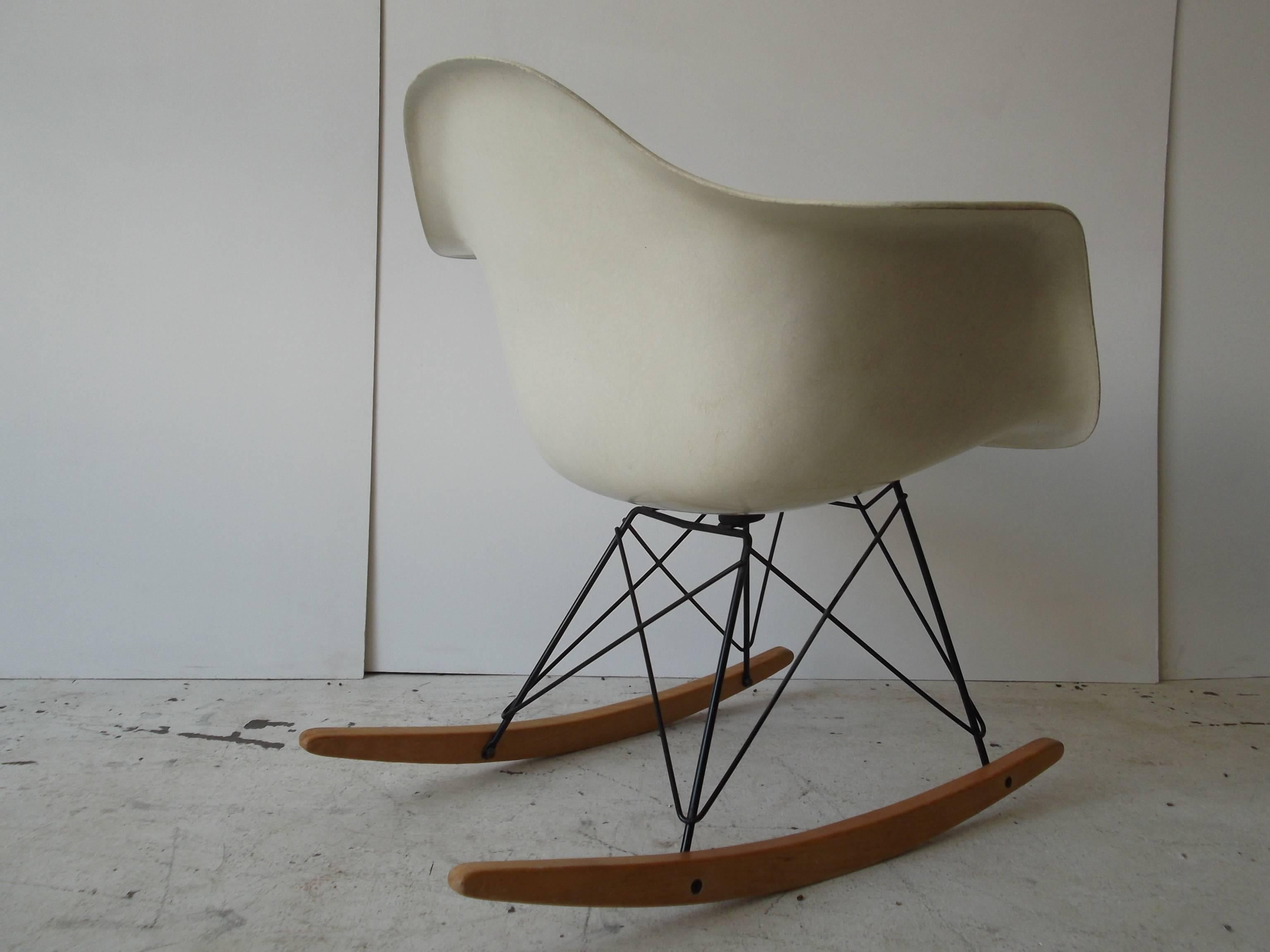 20th Century Charles Eames Herman Miller, 1955 Rocking Chair Two Triangle Summit Mark