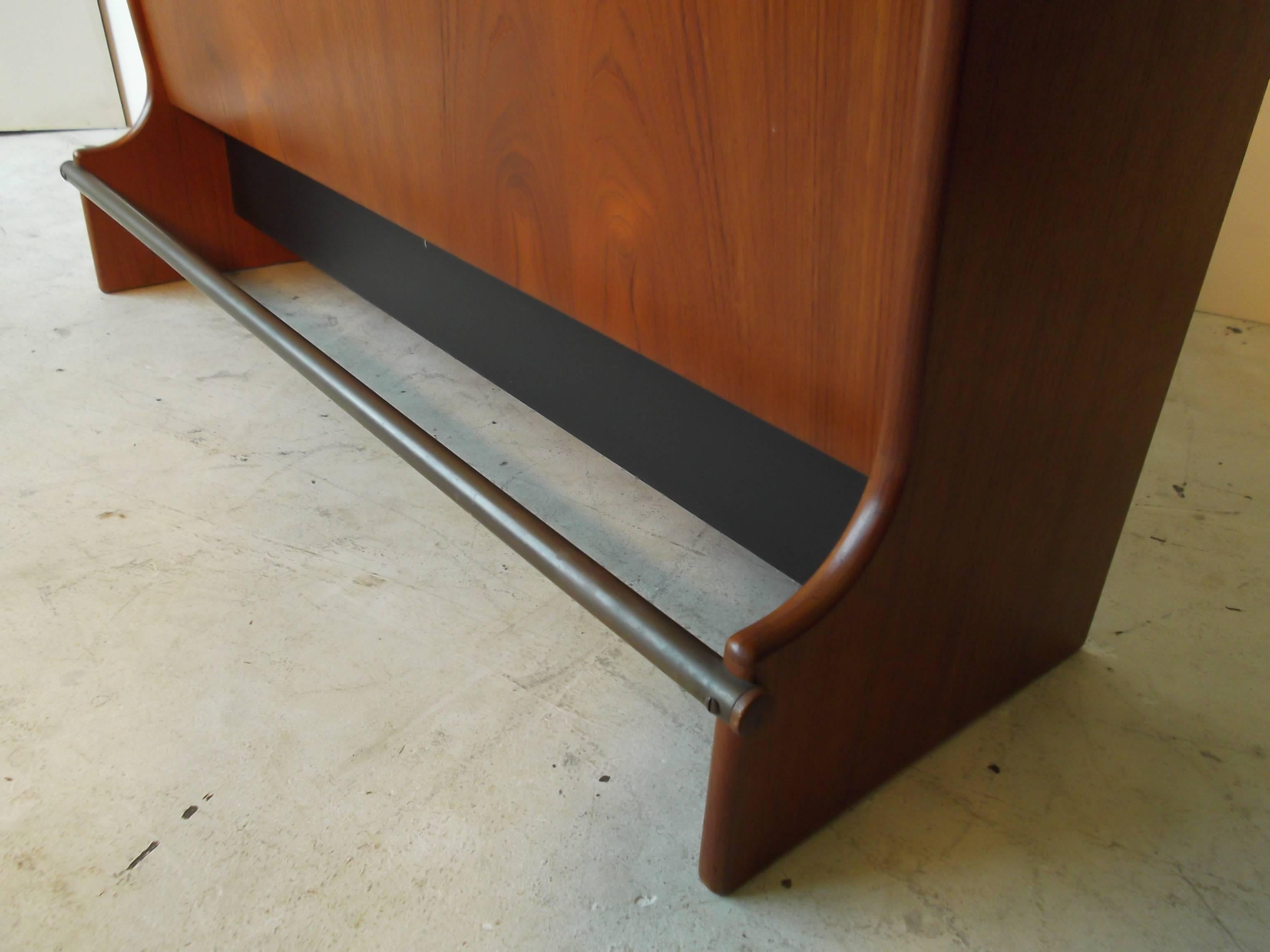 1960s Johannes Andersen Danish Modern Teak Bar In Good Condition For Sale In Tulsa, OK