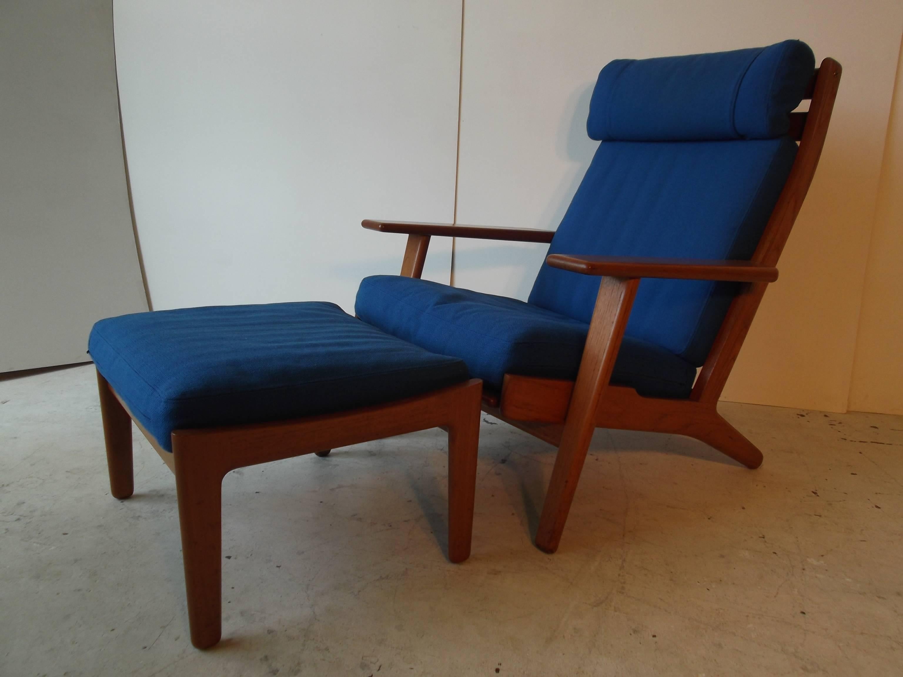 Hans Wegner Teak Lounge Chair with Ottoman for GETAMA In Good Condition For Sale In Tulsa, OK