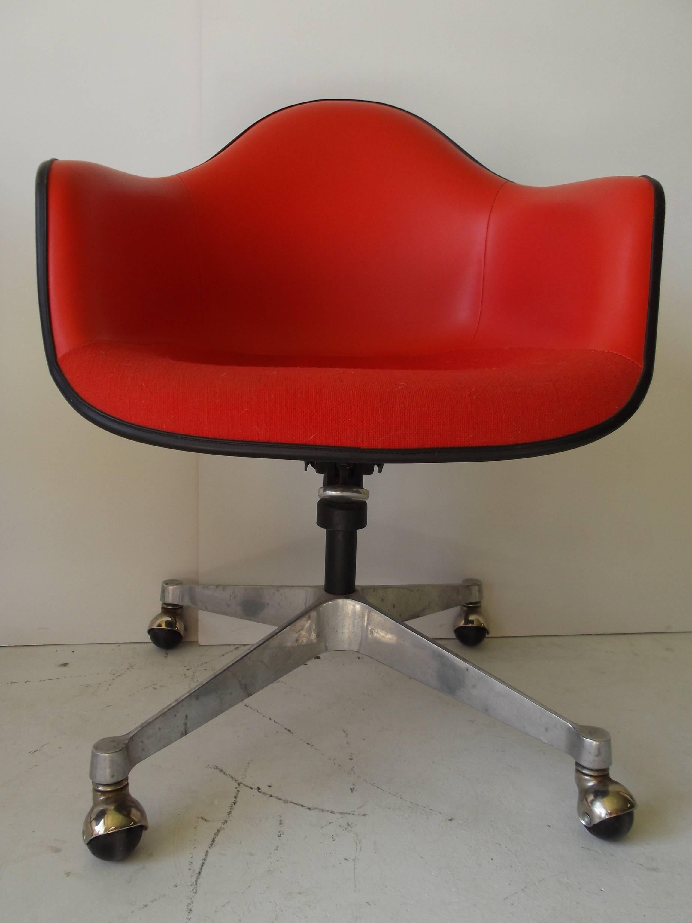 Mid-Century Modern Pair of 1968 Charles Eames Tilt Swivel Height Adjust Fiberglass Chairs Orig Red