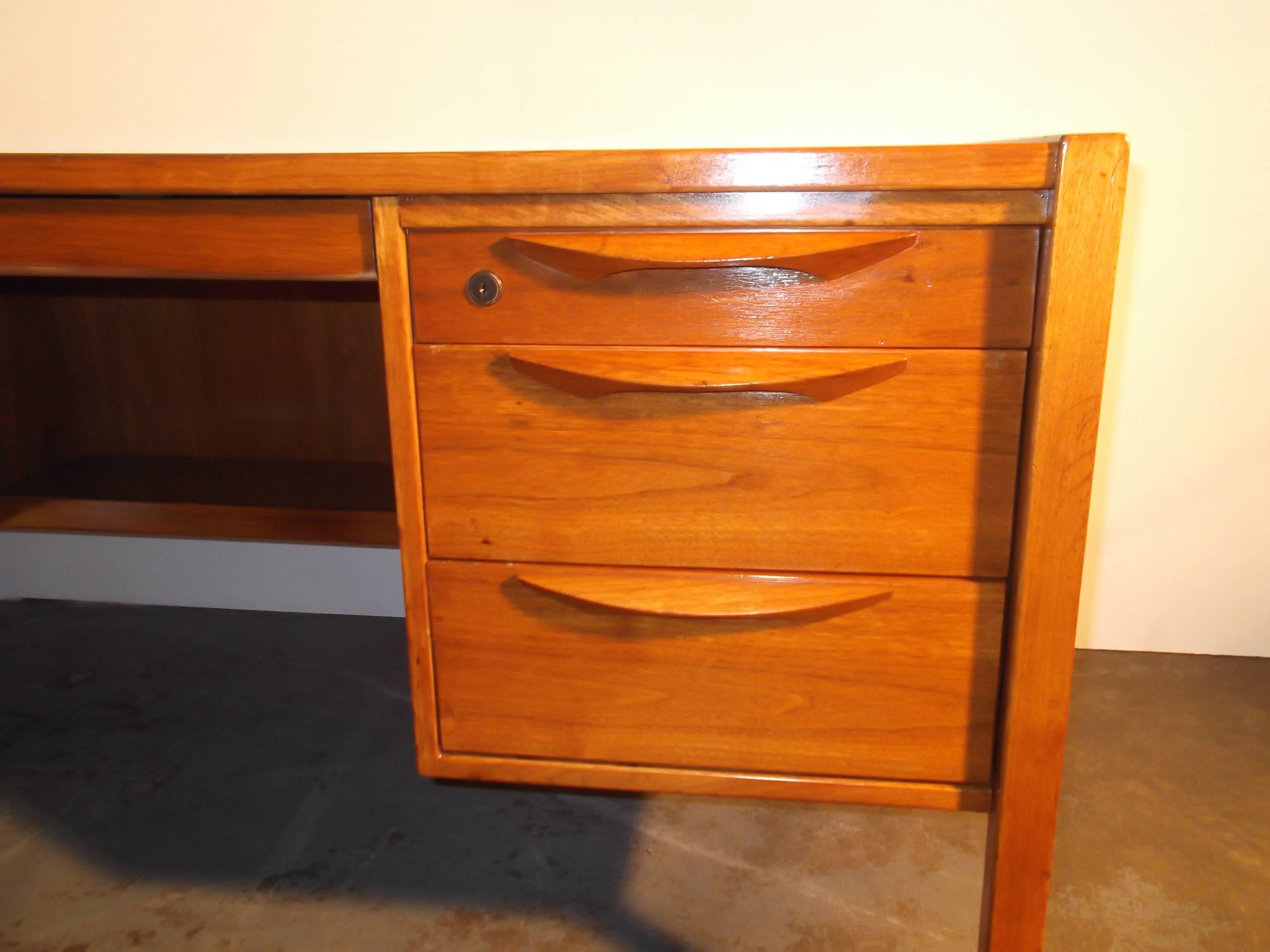 Jens Risom Walnut Executive Desk with Eyelash Pulls In Good Condition In Tulsa, OK